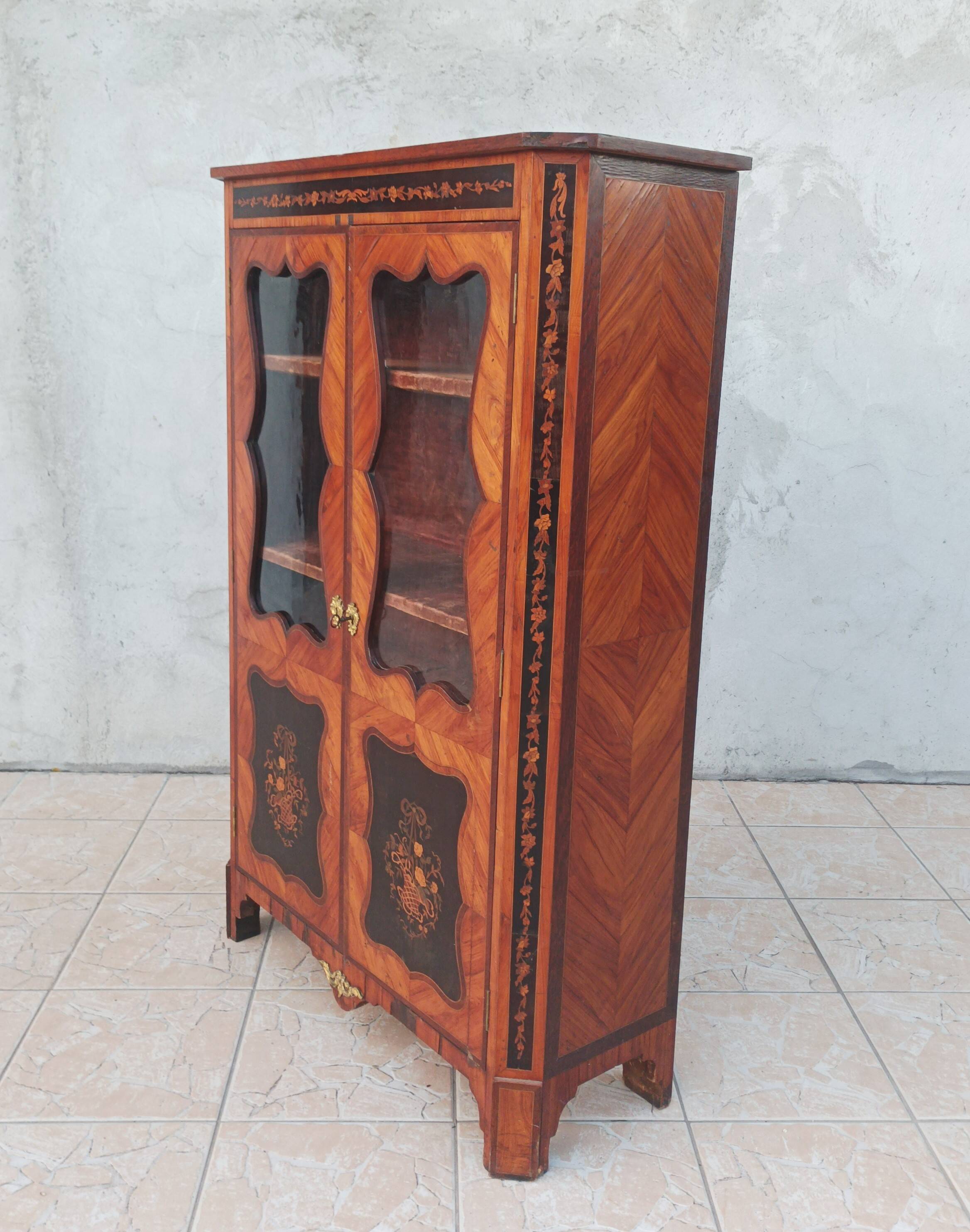 Louis XVI display cabinet in rosewood and amaranth veneer.