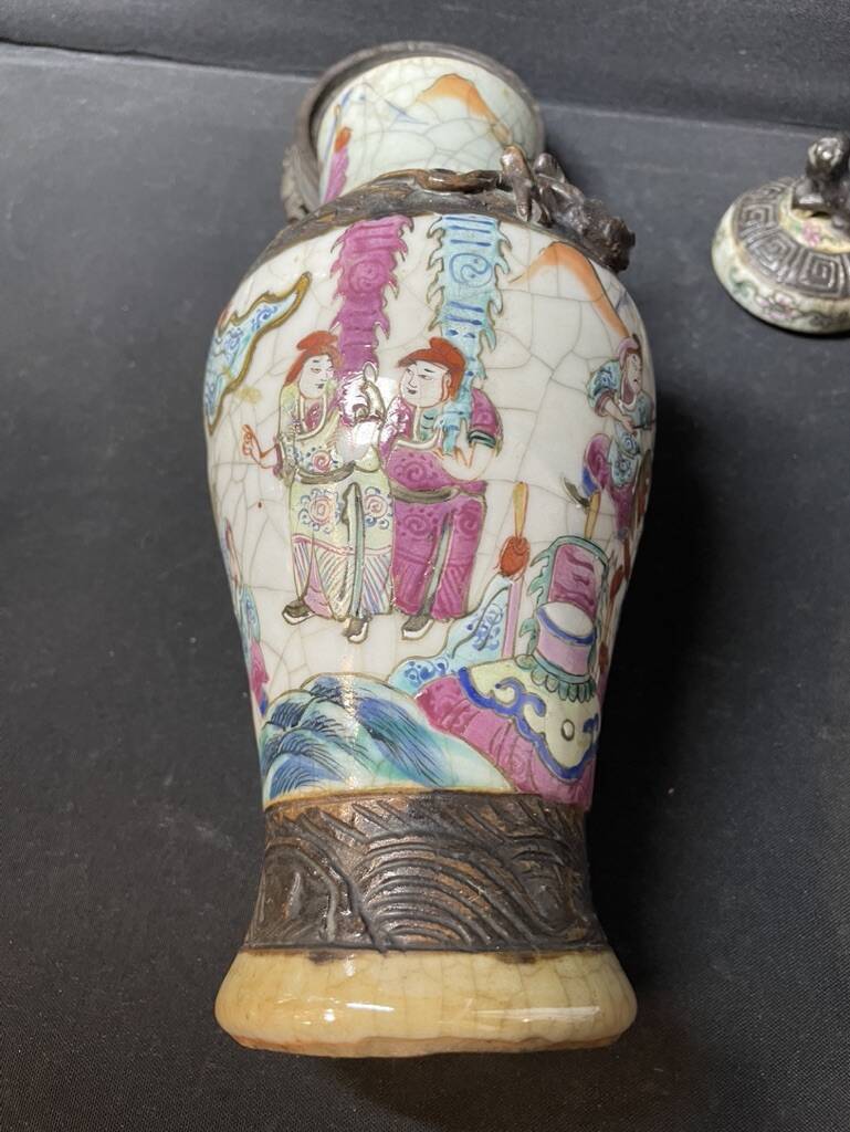Covered vase – China (Nanking) – 19th century
