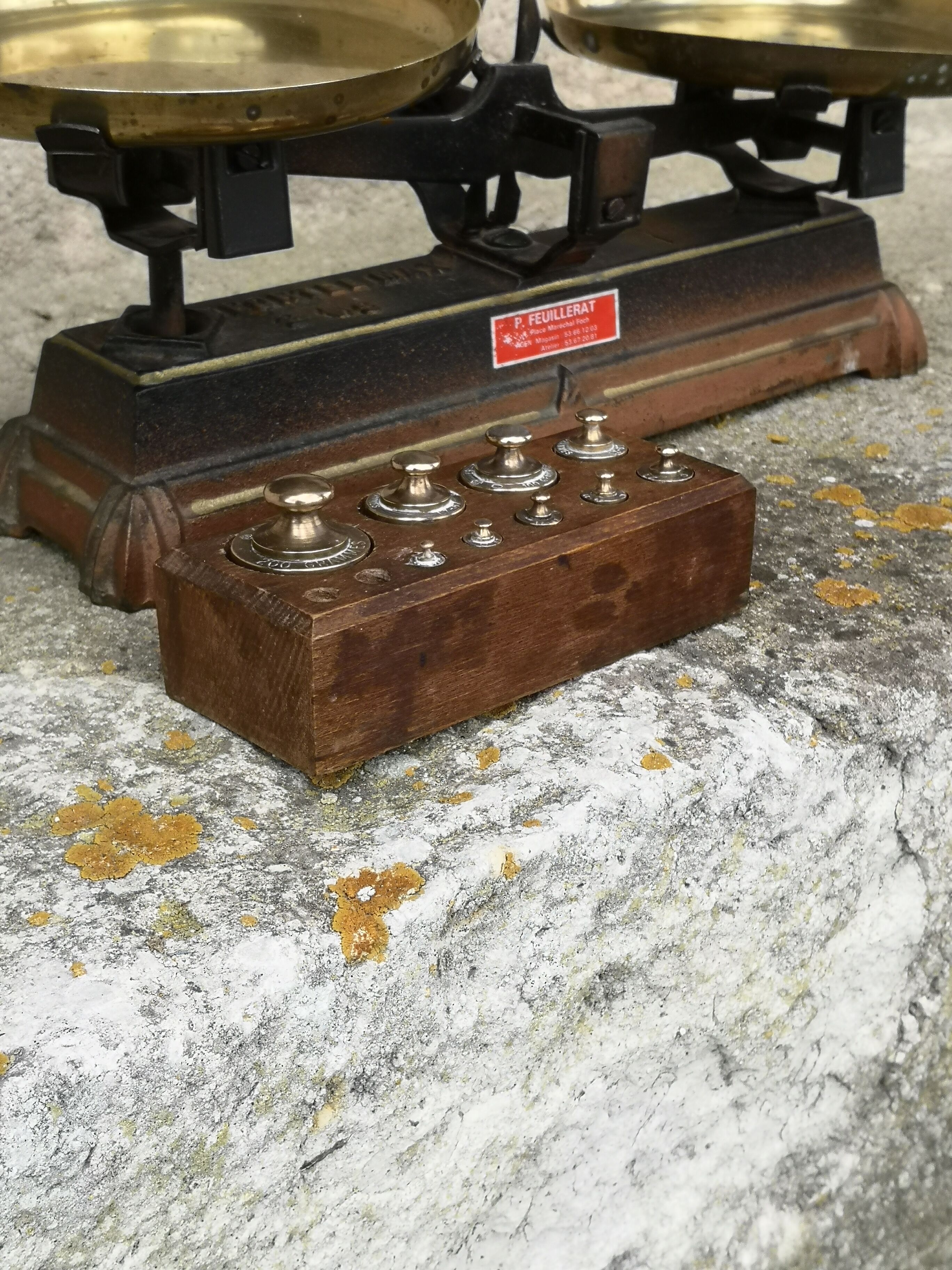 Roberval balance with weight