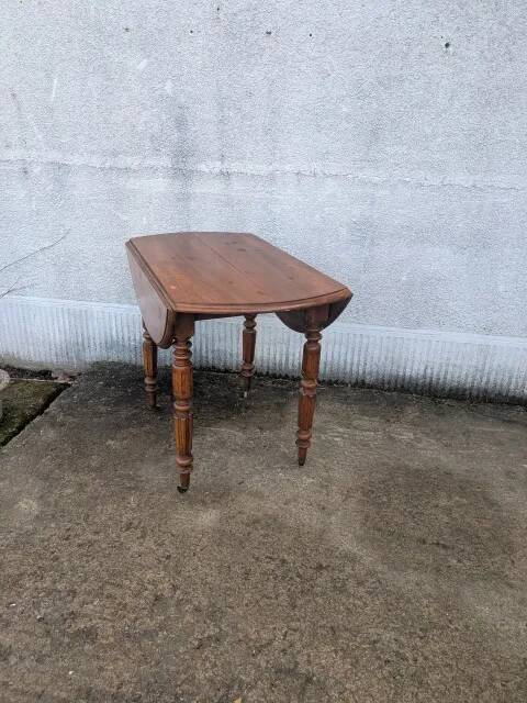 Folding round table