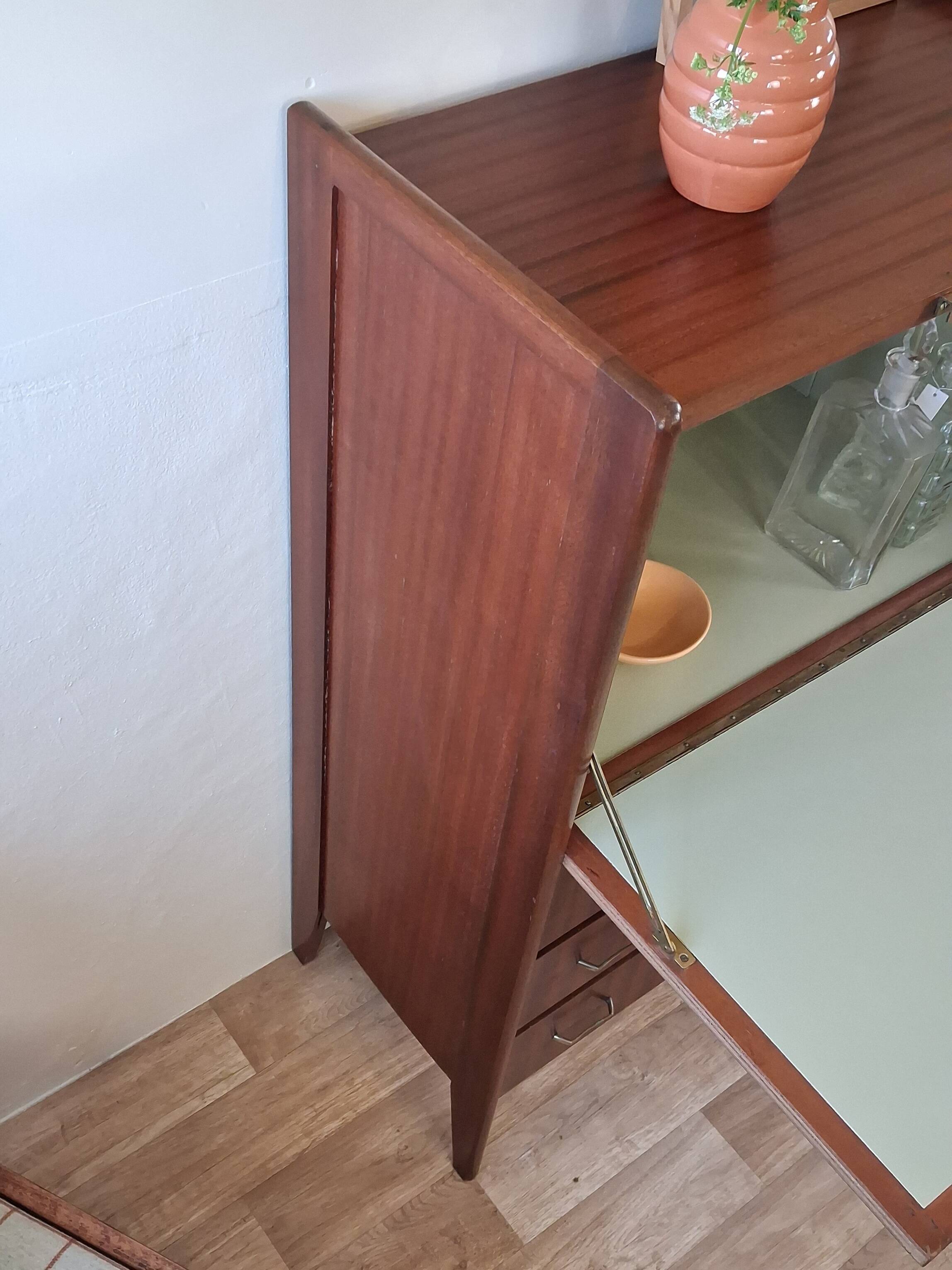 Scandinavian secretary