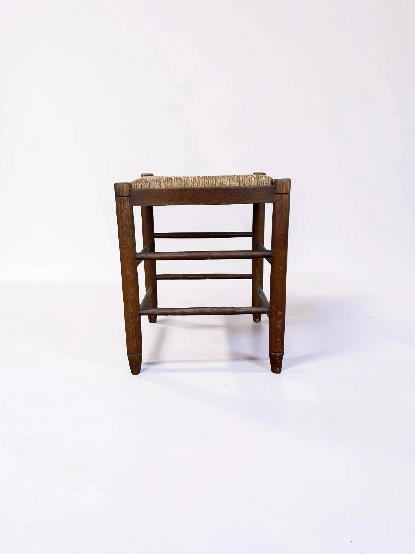 Tabouret vintage avec assise en paille