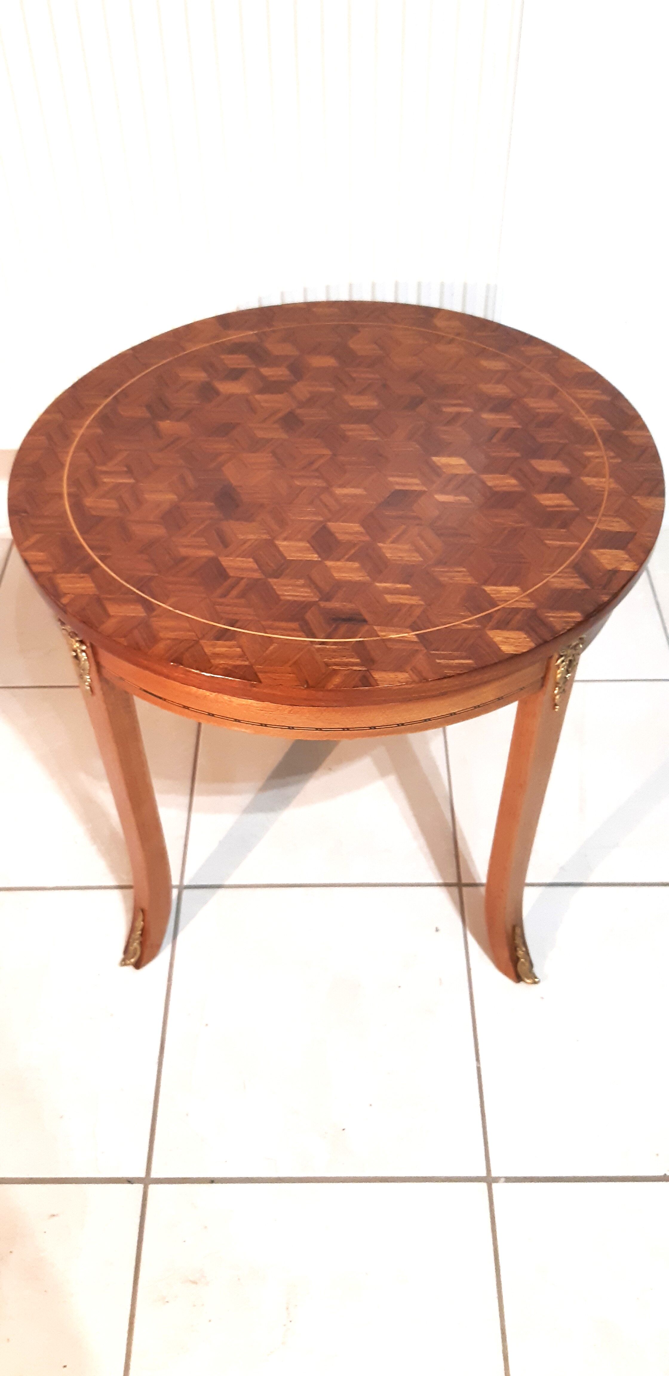 Round coffee table Louis XVI style markerage in checkerboard cubes, nineteenth century