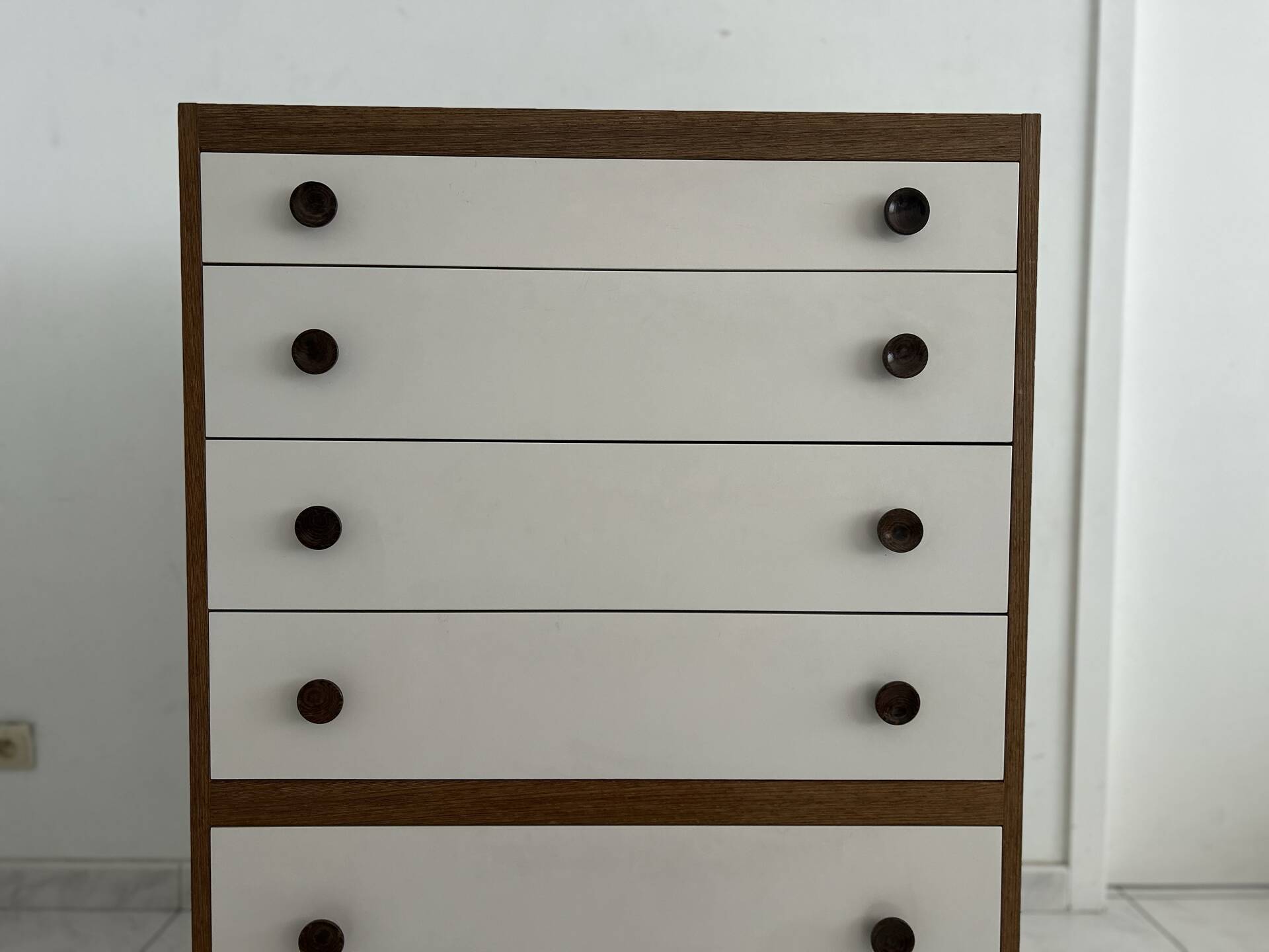 Vintage chest of drawers in wenge wood with 6 drawers.