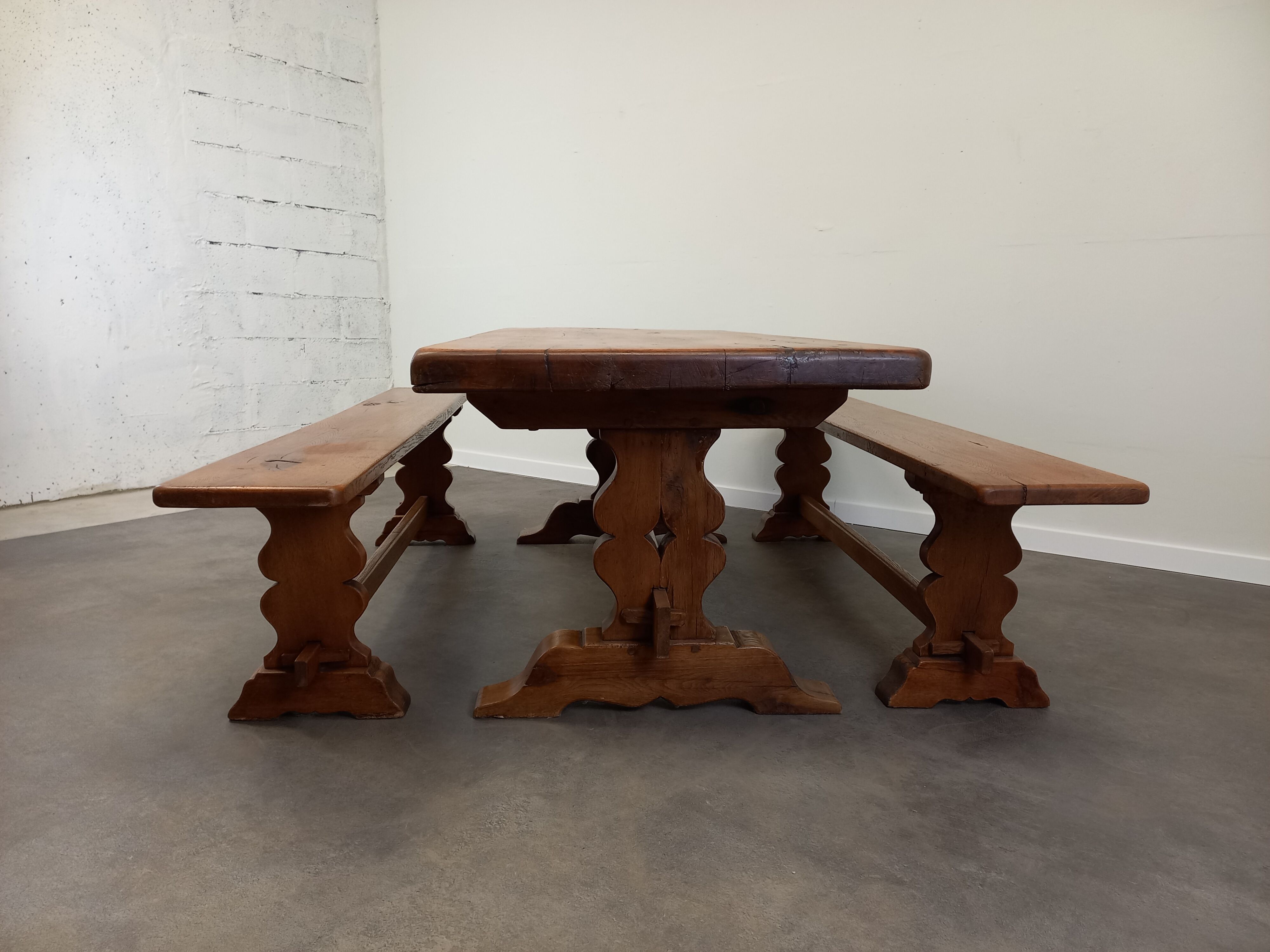 Farmhouse table and its 2 benches