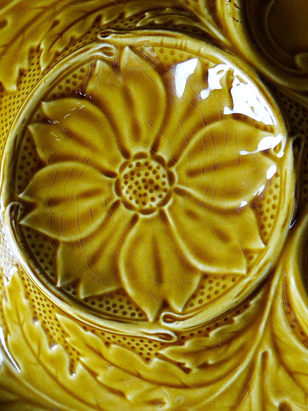 Set of plates, artichoke dishes, mustard yellow earthenware Gien vintage
