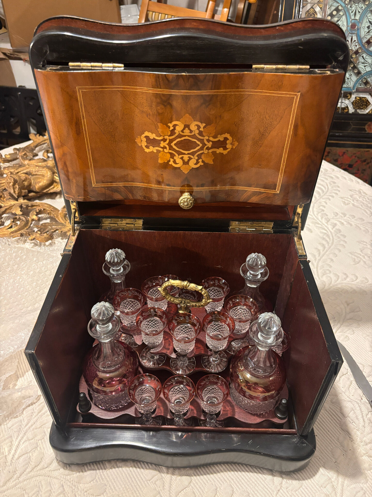 Cave à liqueur Napoléon III en marqueterie, cristal taillé