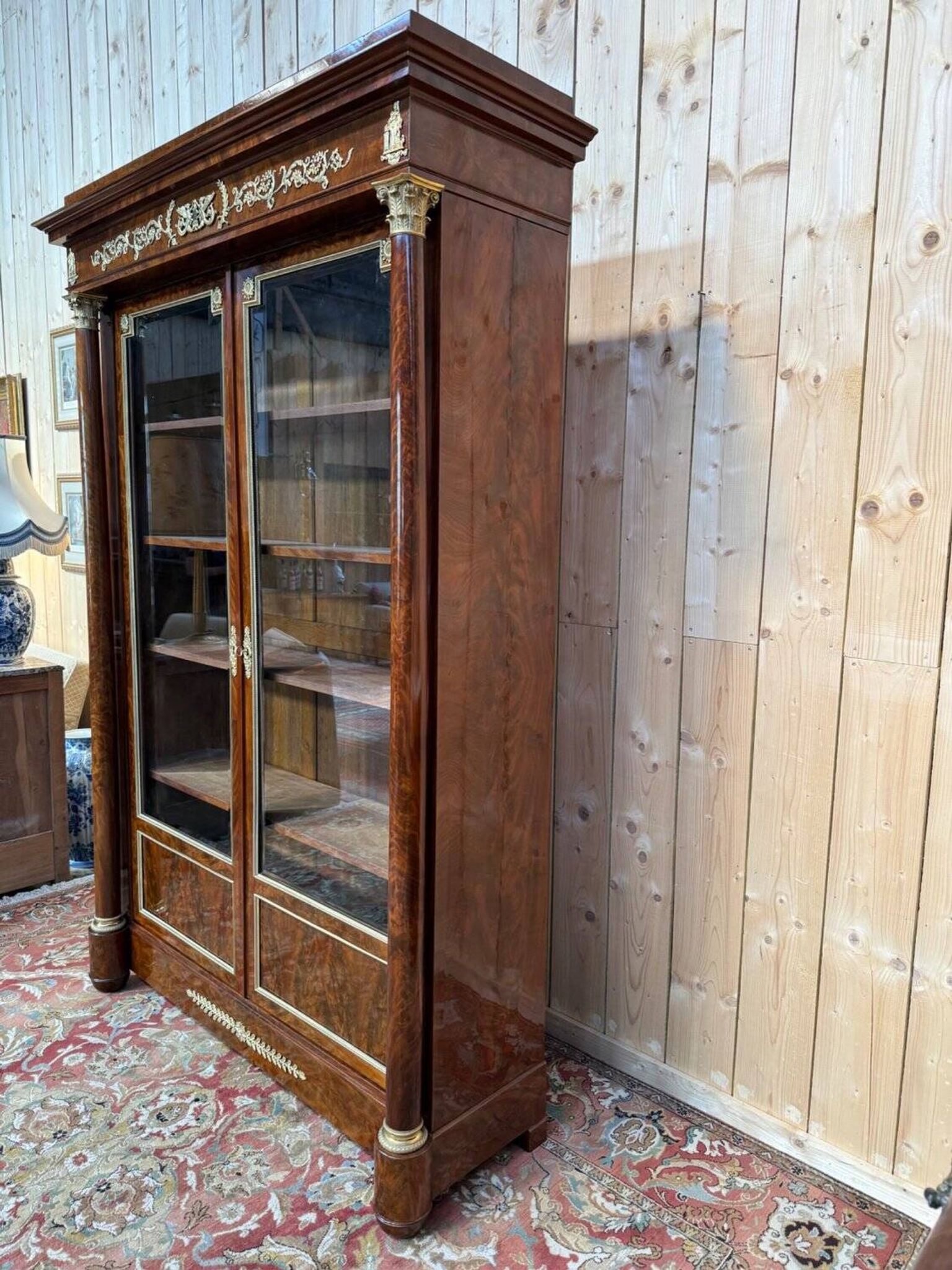 Display cabinet with two doors – Empire period – Mahogany veneer, bronze fittings