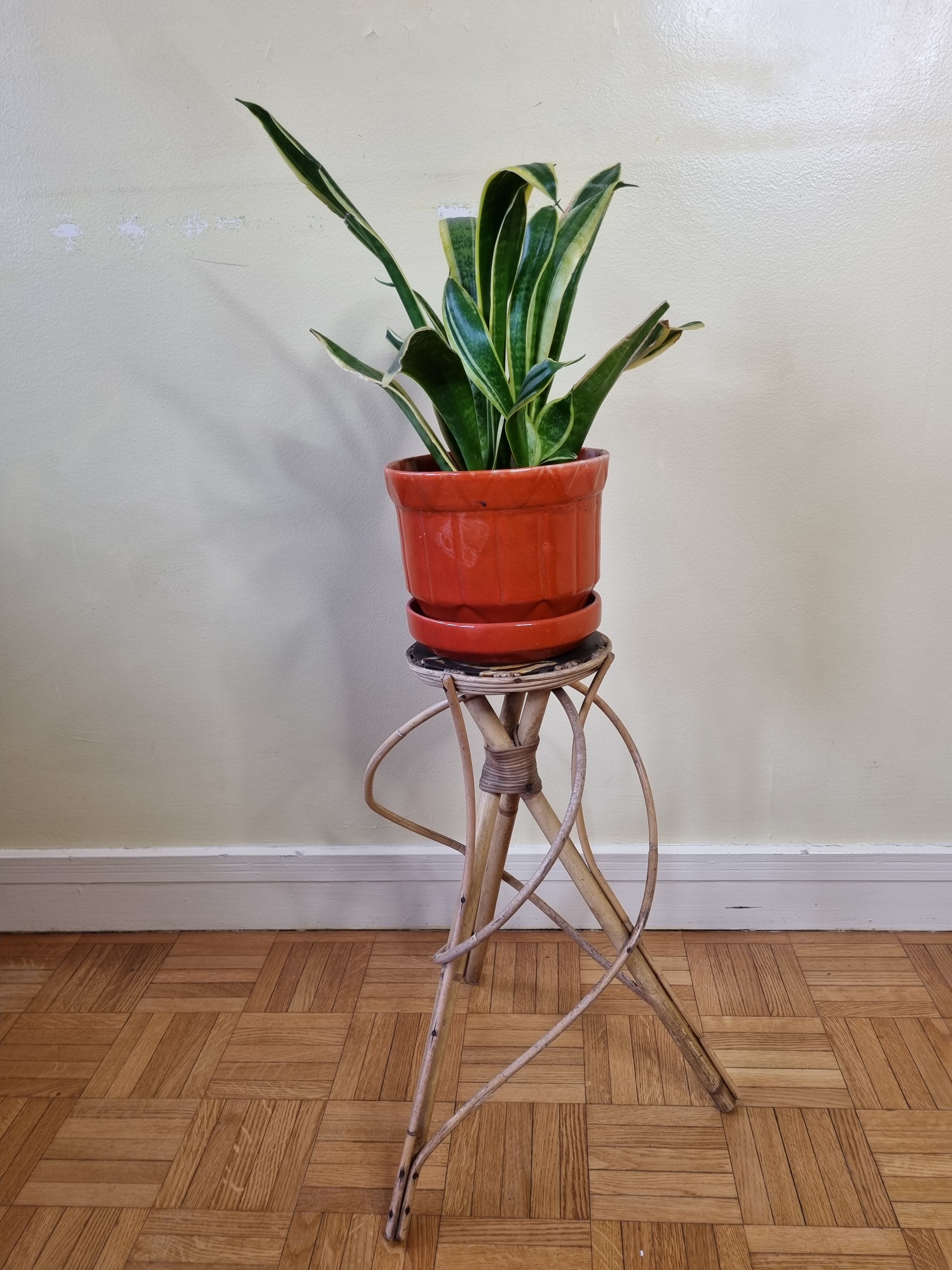 Porte plante en rotin vintage