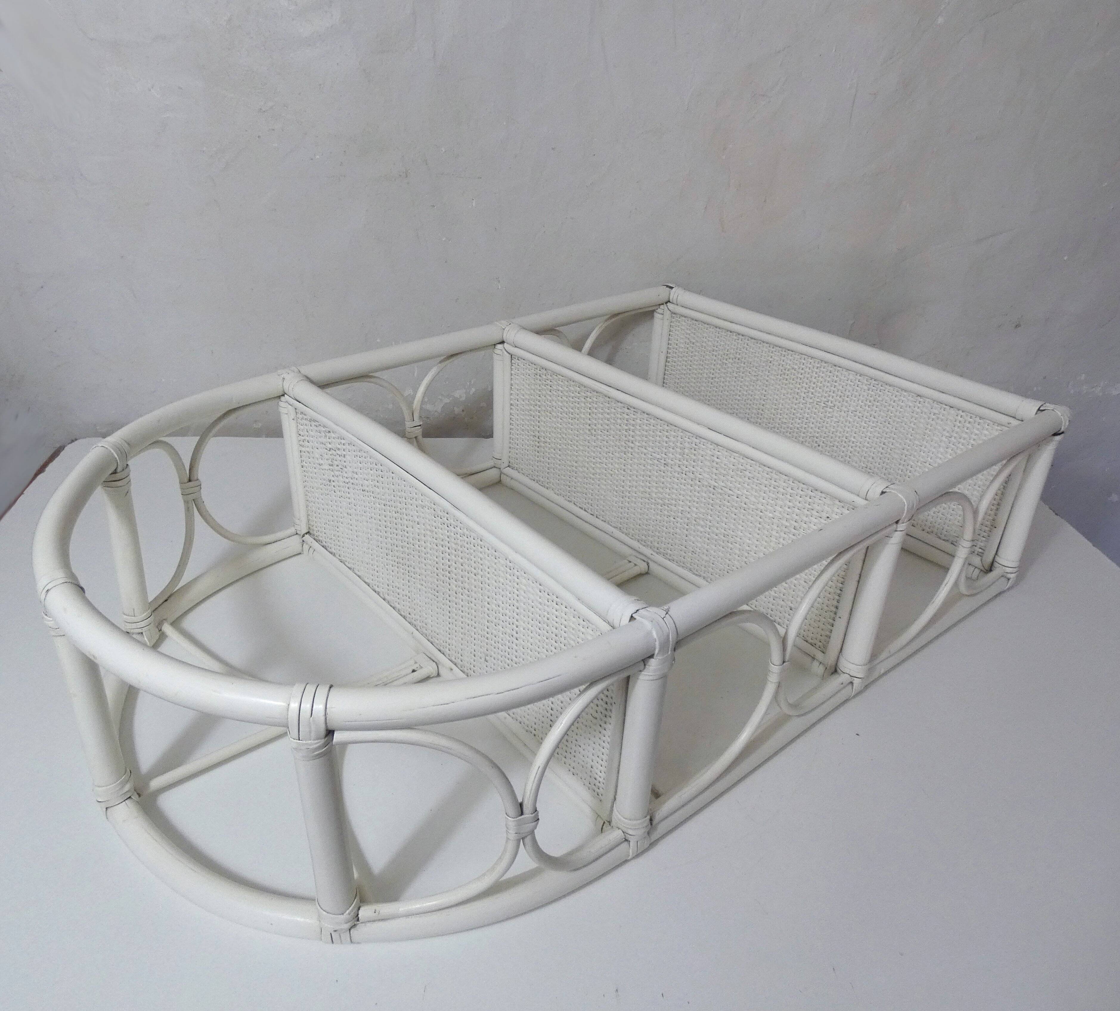 Étagère blanche en rotin
