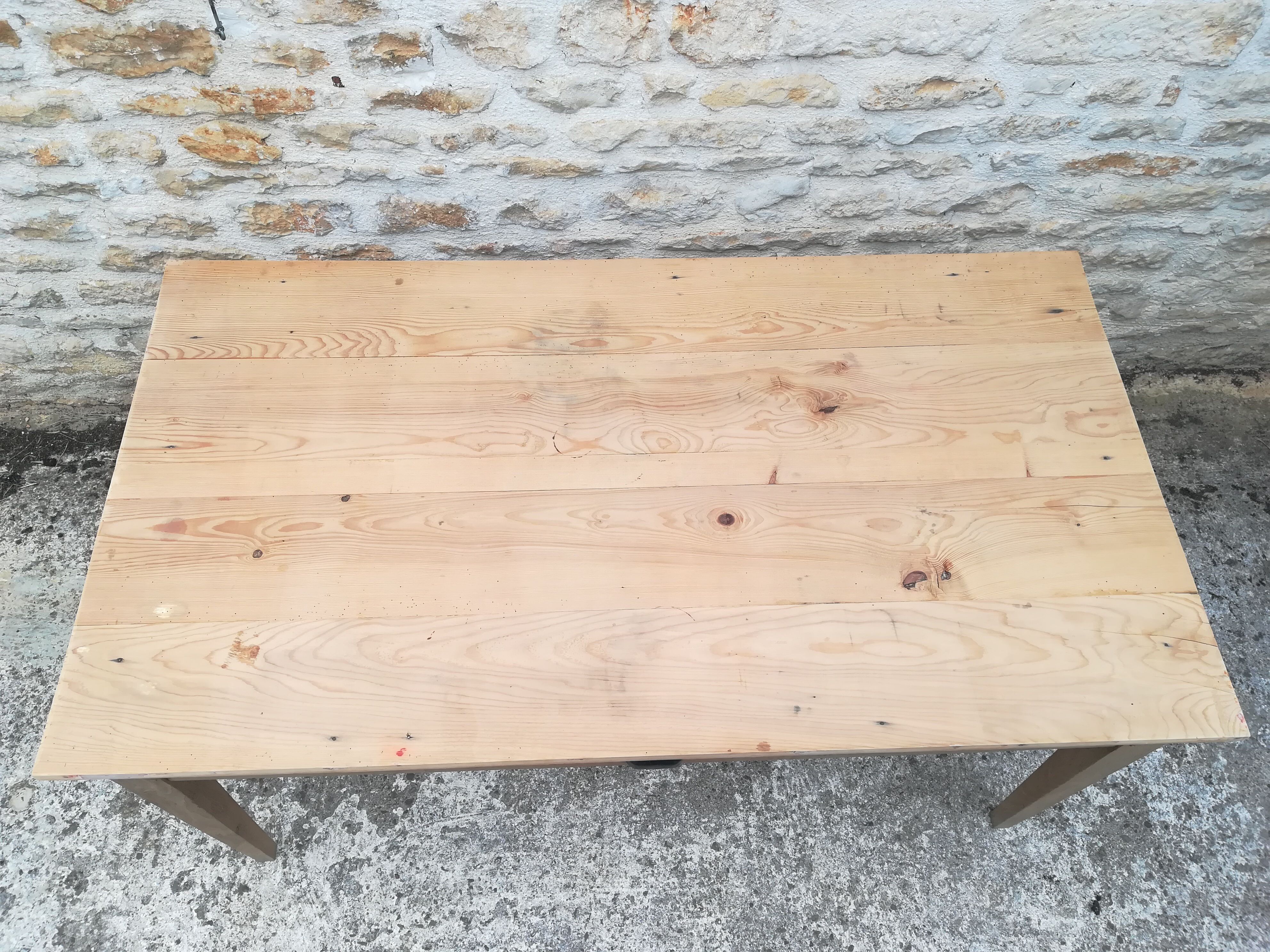 Closing table a drawer