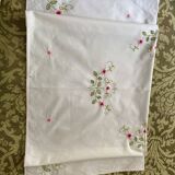 Tablecloth embroidered with colors
