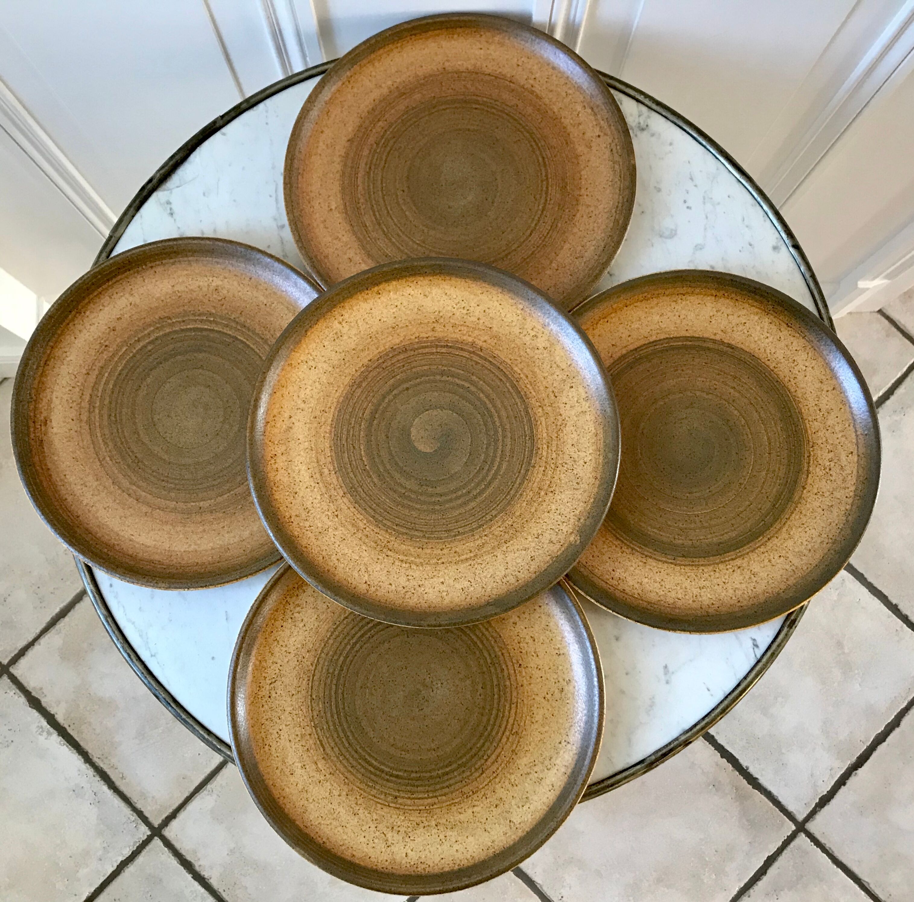 Set of 5 flat plates in Longchamp 60s sandstone painted by hand