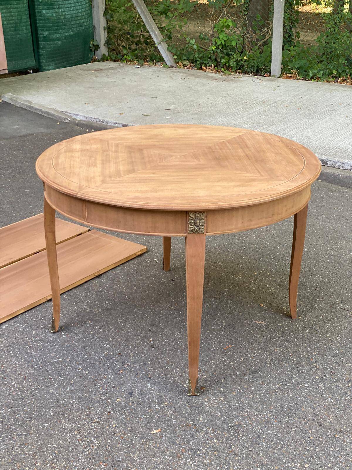 Round extendable dining table stripped in cherry wood with Louis XVI marquetry 1
