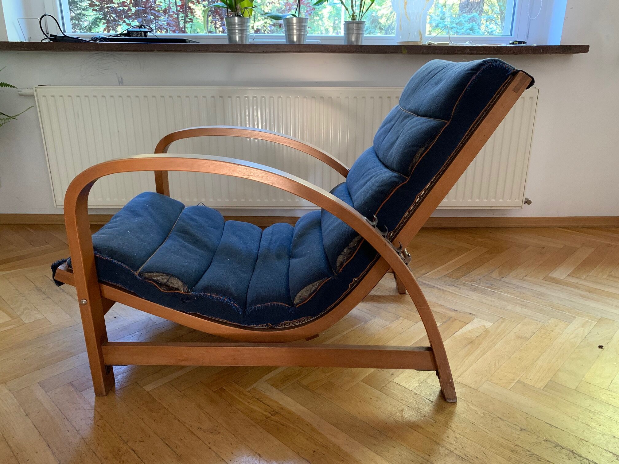 Fauteuil Jindrich Halabala en bois et canne, années 1930