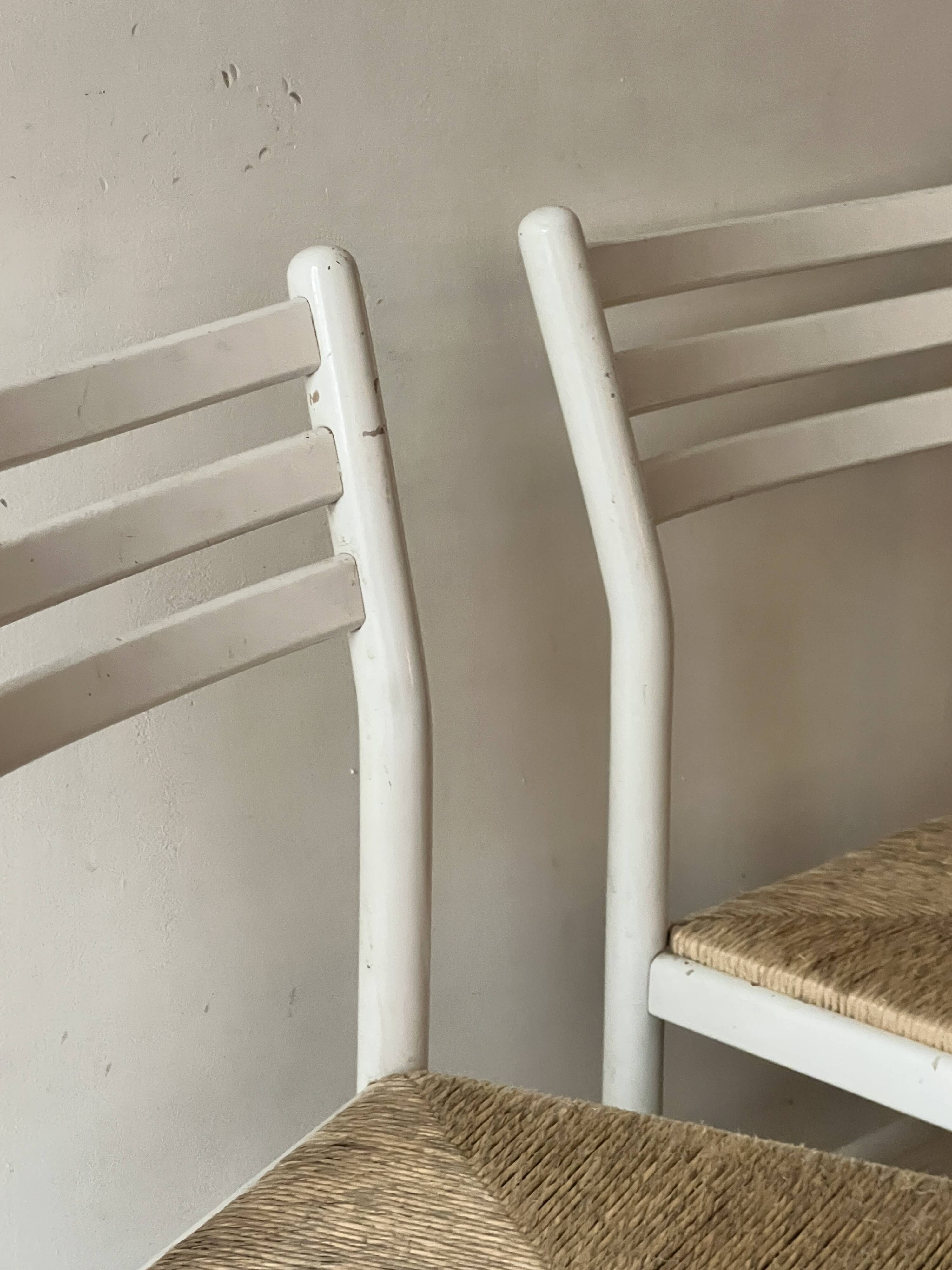 Paire de chaises vintage en bois blanc et paille