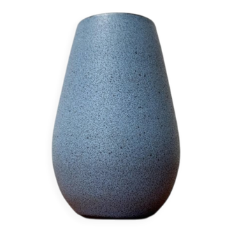 Minimalist German vase from the mid-century pottery studio of Töpferhof Römhild, 1960s.