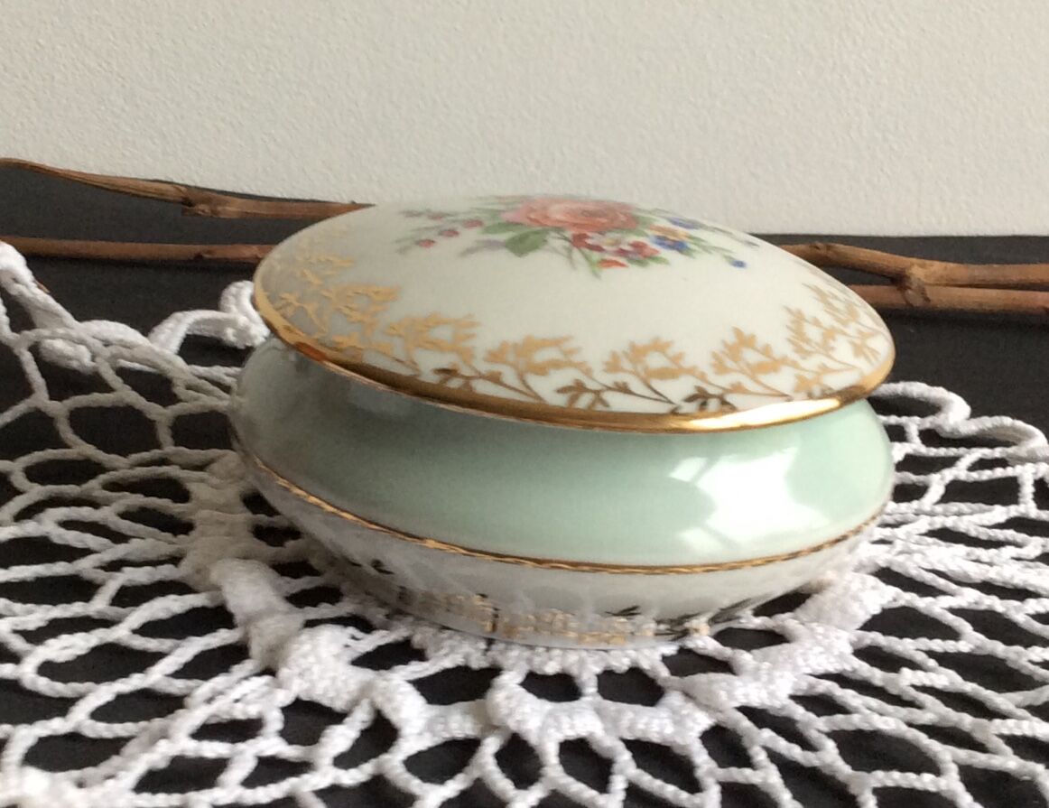Ancienne bonbonnière, boîte à bijoux,  porcelaine de Couleuvre