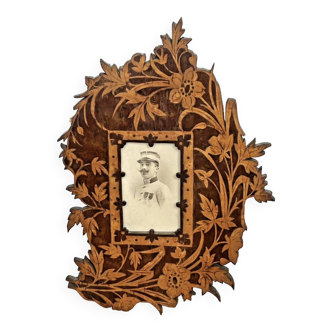 Inlaid wood photo frame with floral decoration