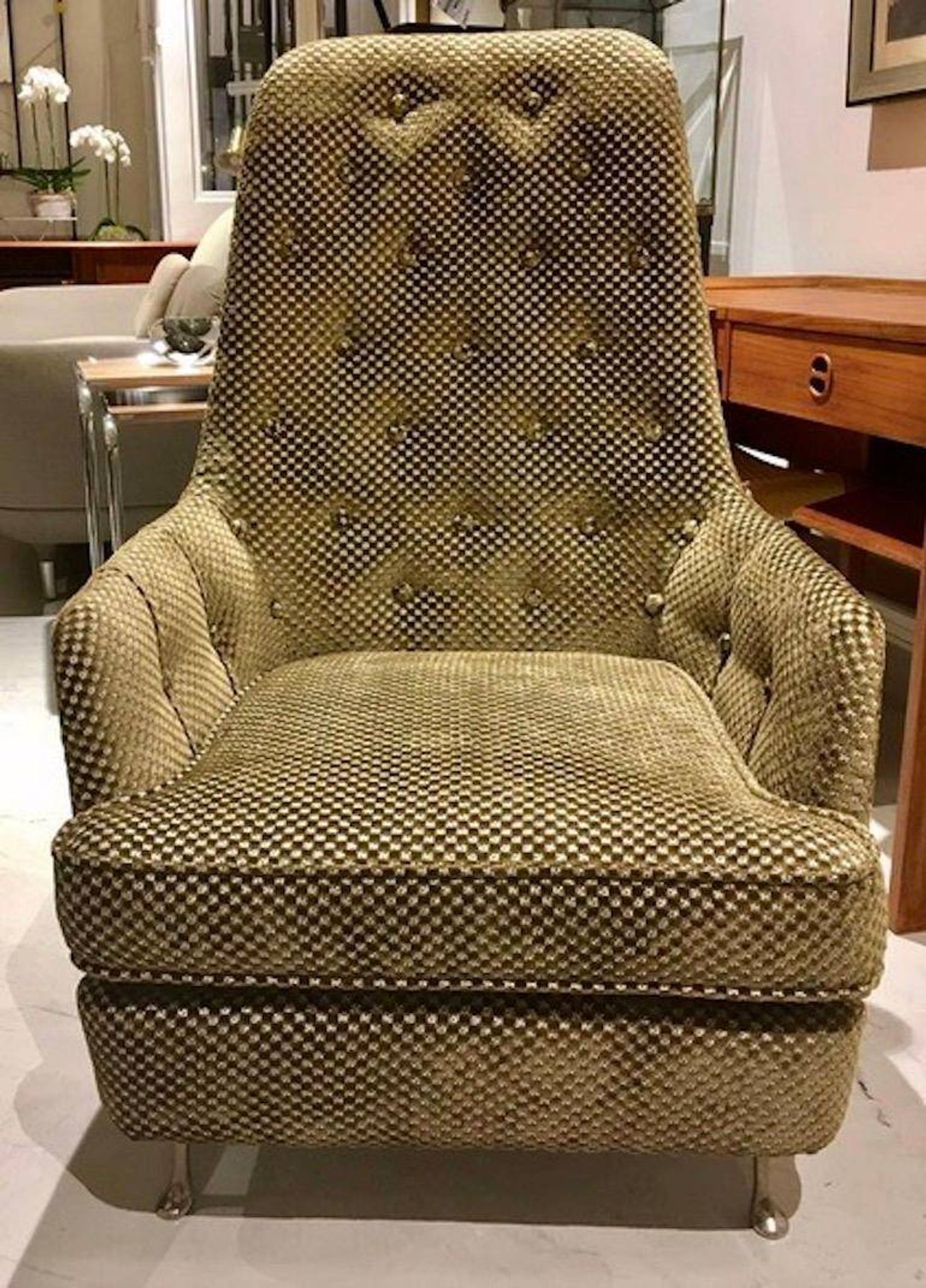 Fauteuil boutonné du milieu du siècle avec pieds en métal