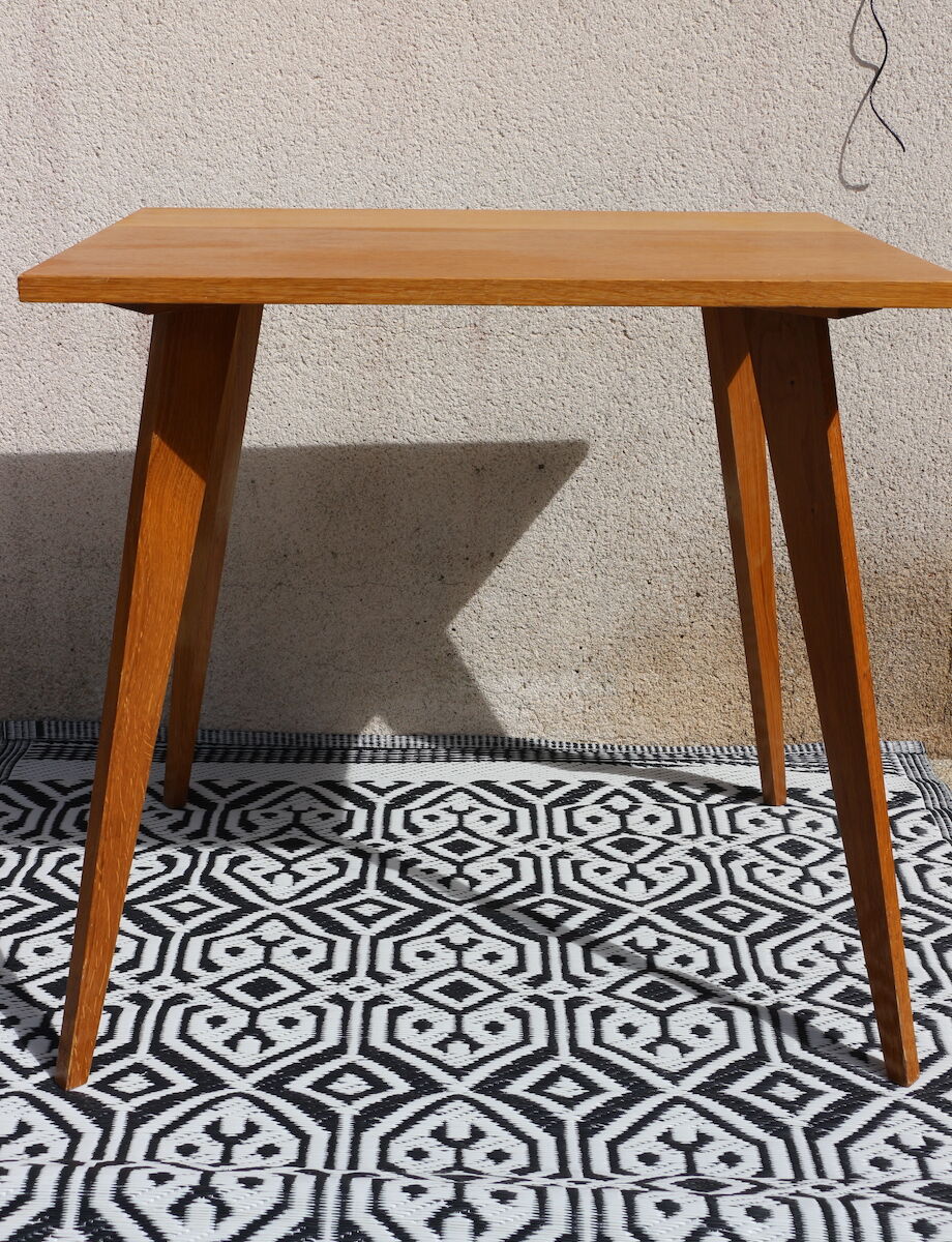 Table d'appoint de style scandinave à pieds en fuseaux