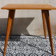 Table d'appoint de style scandinave à pieds en fuseaux