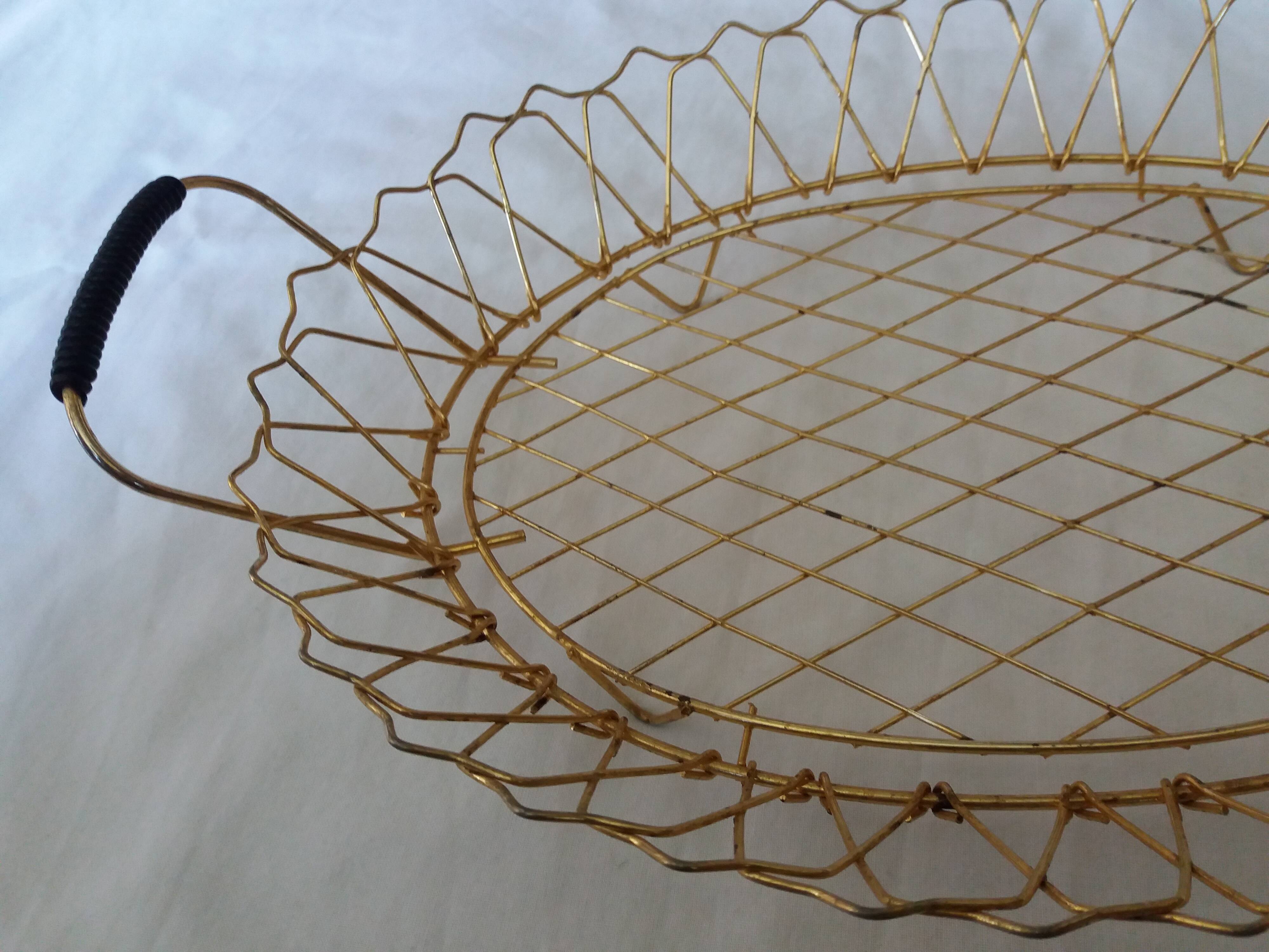 Flat gold metal and scoubidou basket basket