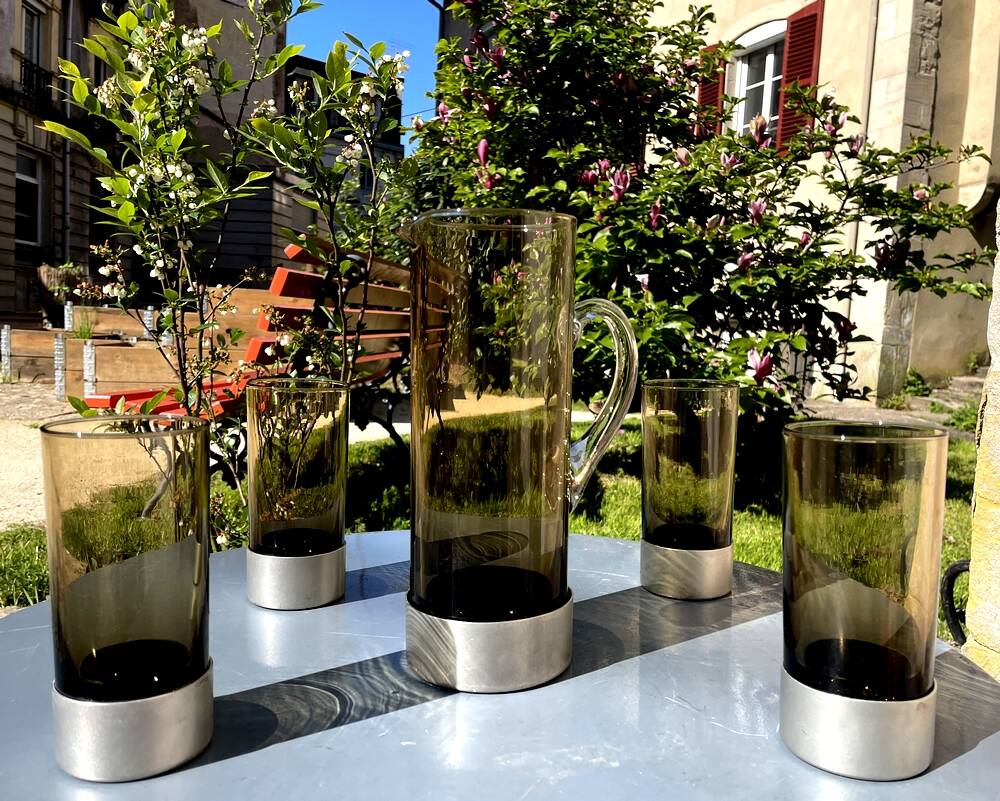Service a orangeade une cruche et ses 4 verres assortis couleur fume metal