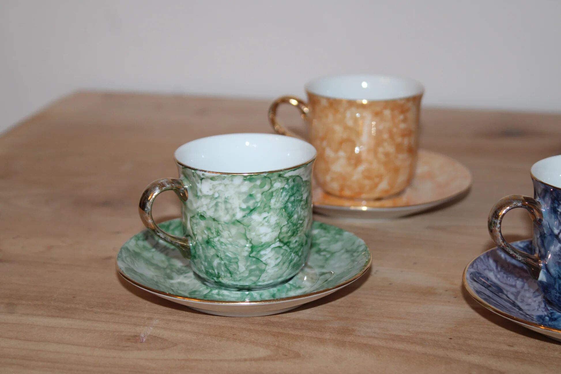 Set of 5 marbled porcelain coffee cups and saucers, hand-painted, with a gold rim.