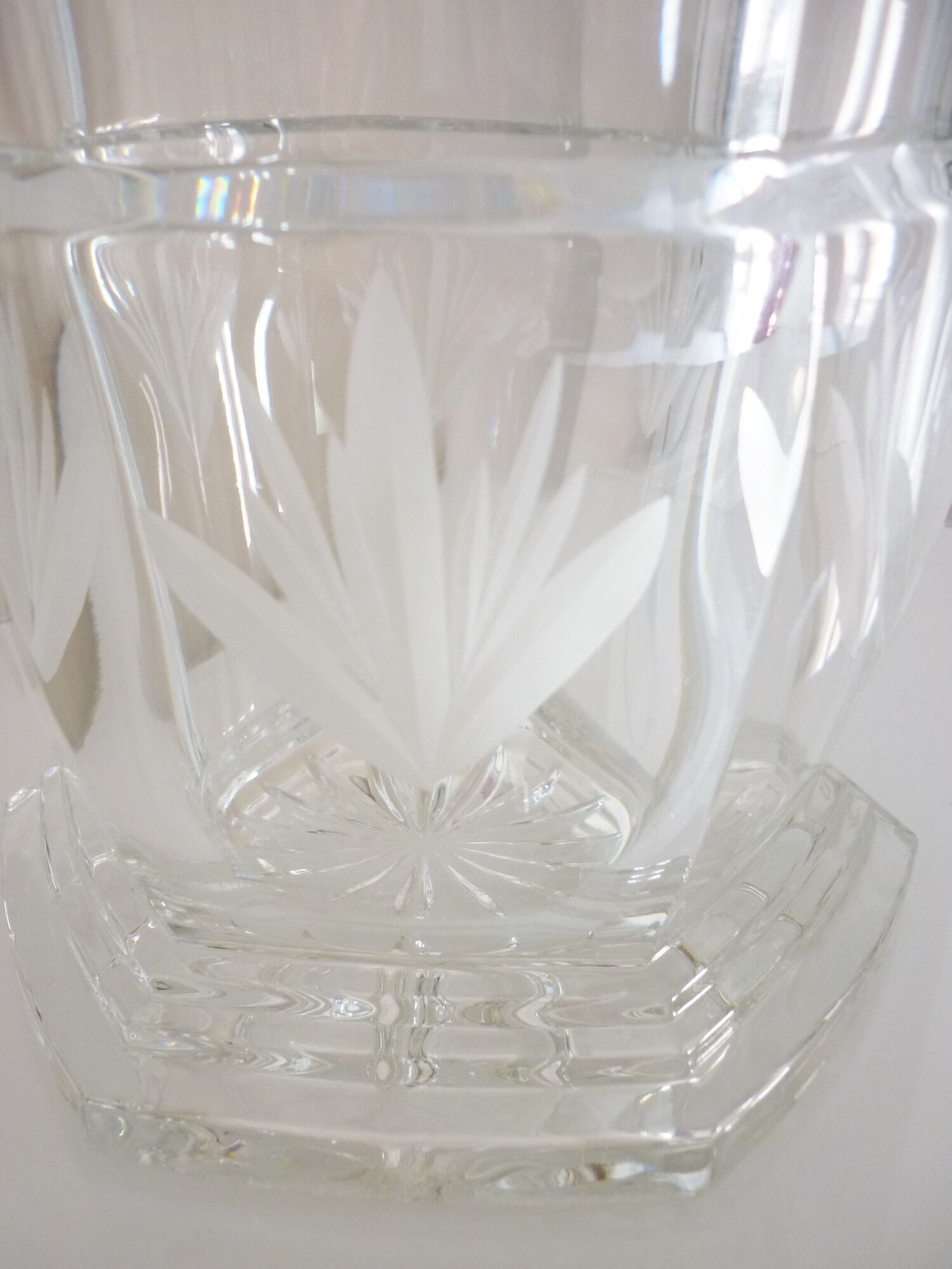 Champagne bucket in cut, engraved, thick crystal, signed "cristal de Lorraine"