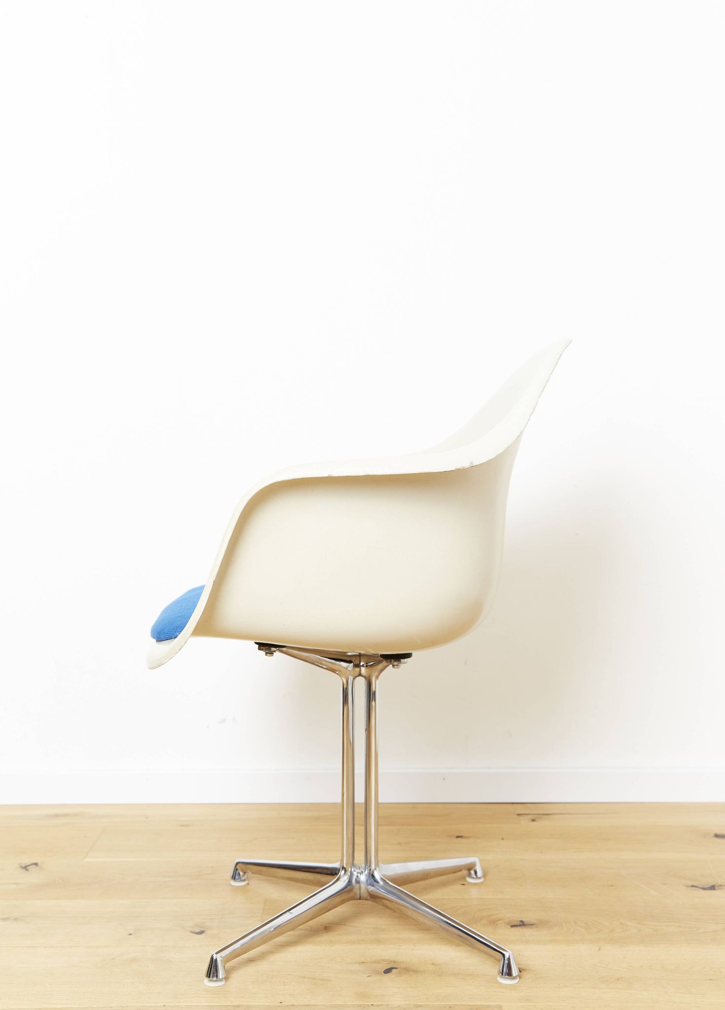 Off-White La Fonda Fiberglas Chair by Charles & Ray Eames for Herman Miller