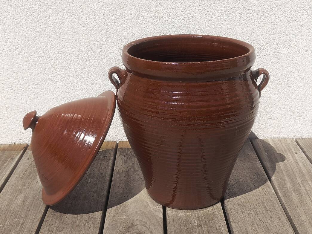 Large glazed terracotta jar, cognac colour with its lid.