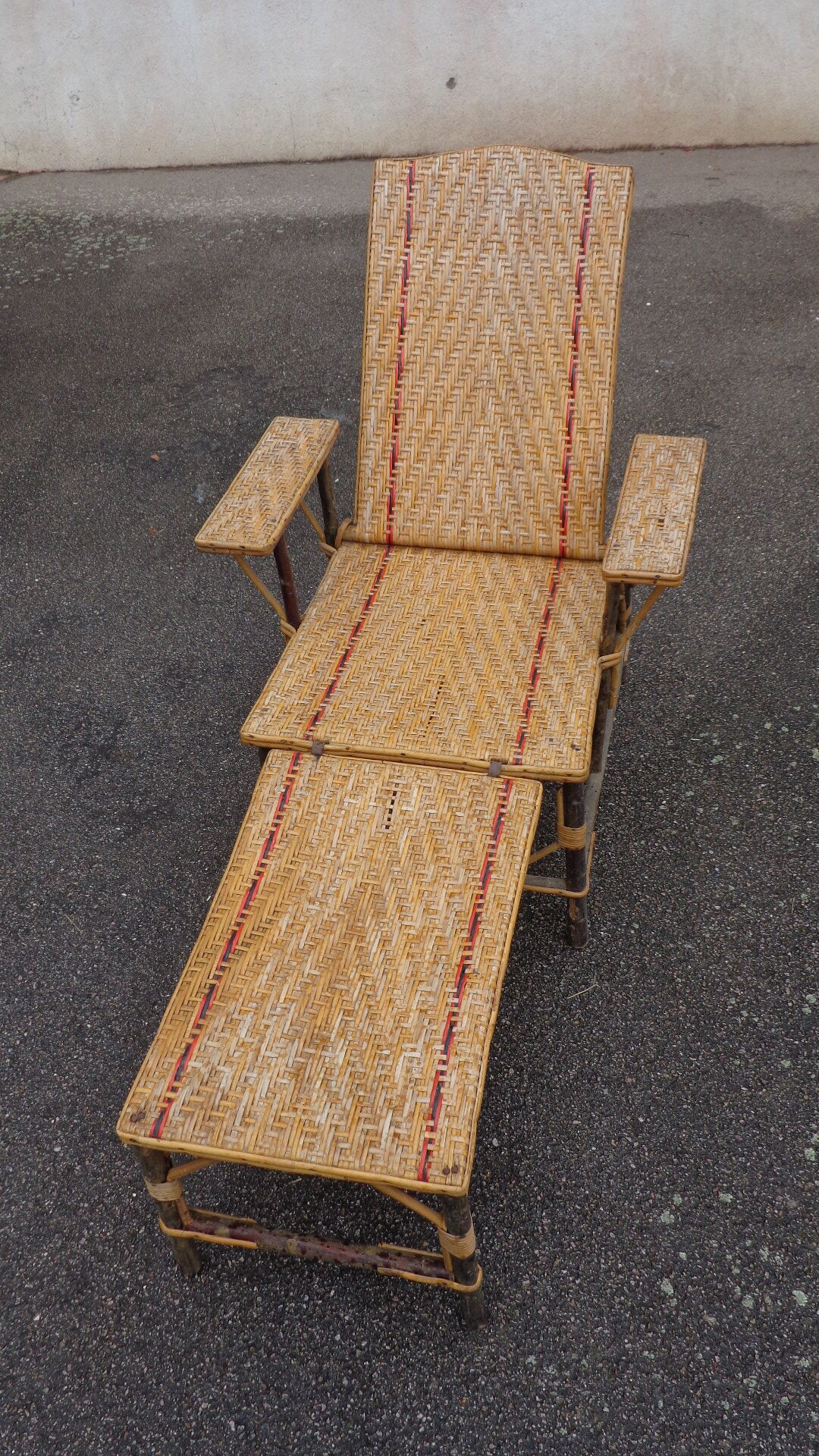 Wicker lounge chair