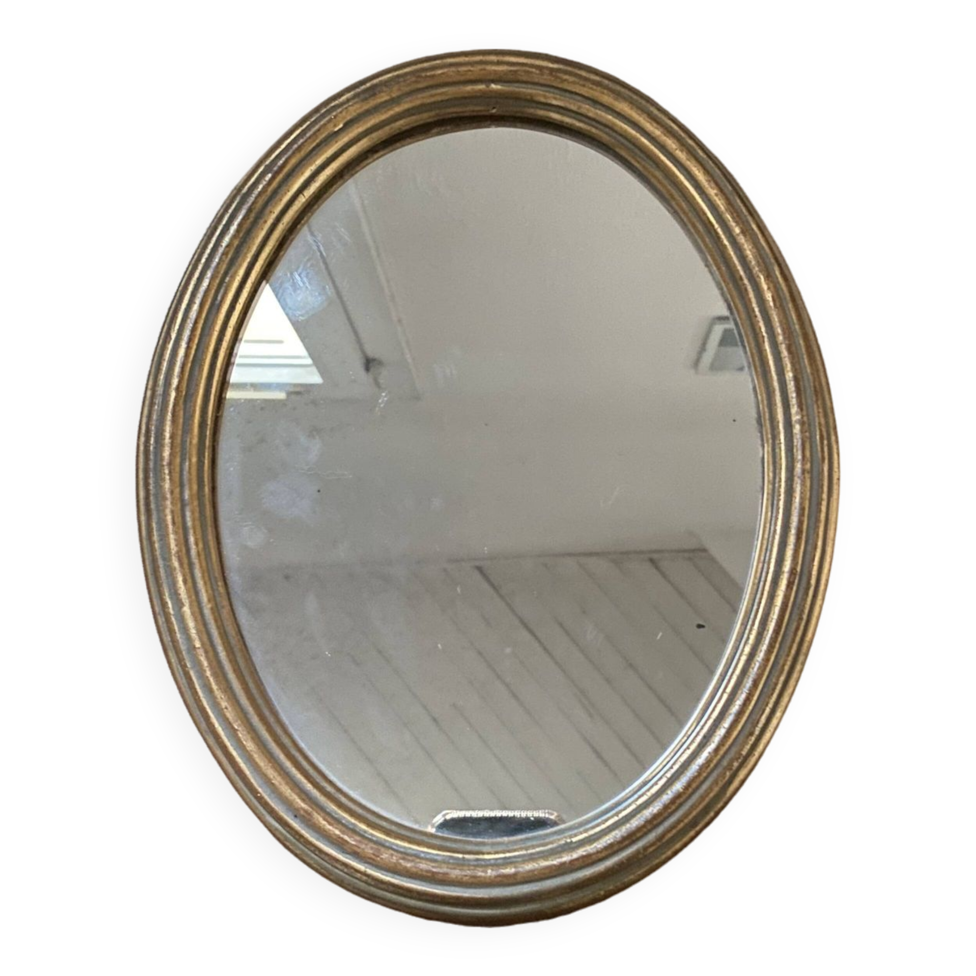 Classic oval mirror in gilded wood.