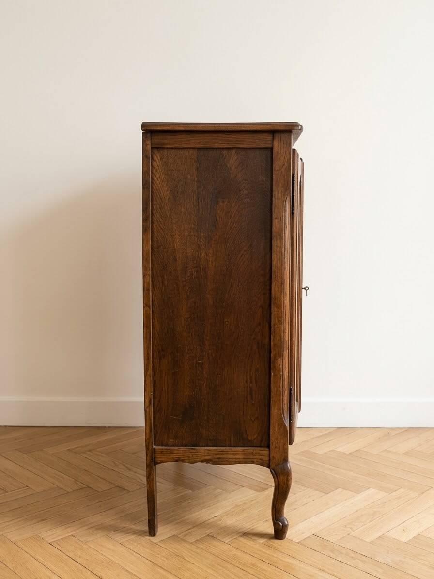 Small low Louis XV wooden display cabinet.