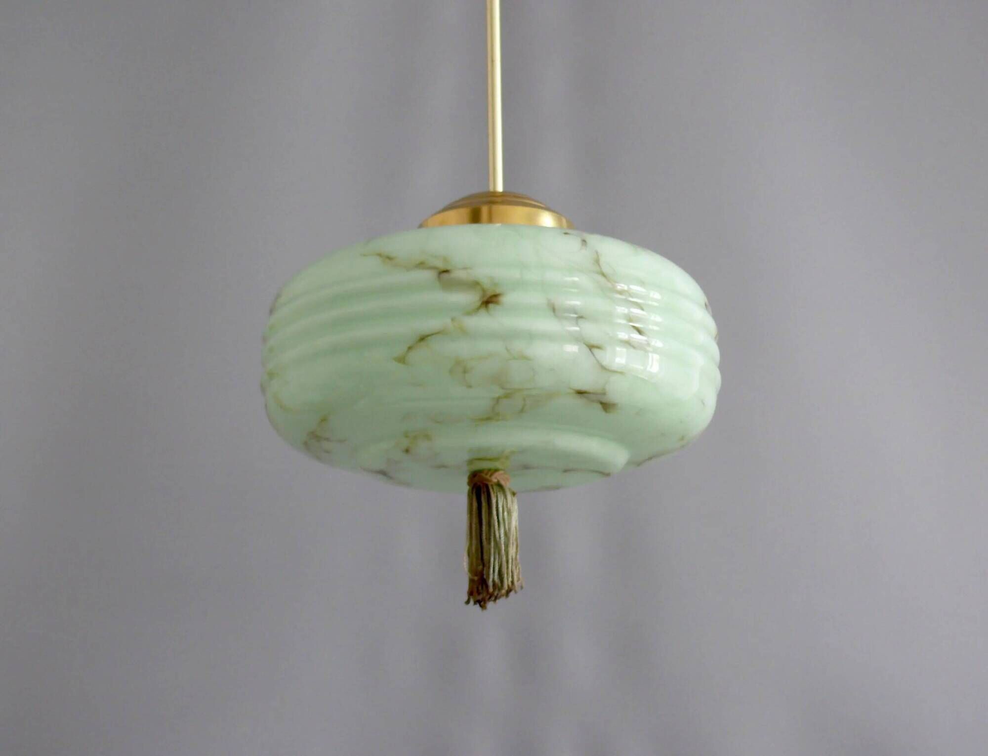 Lampe à pendentif Art Déco avec suspension en laiton et abat-jour en verre marbré.