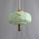 Lampe à pendentif Art Déco avec suspension en laiton et abat-jour en verre marbré.