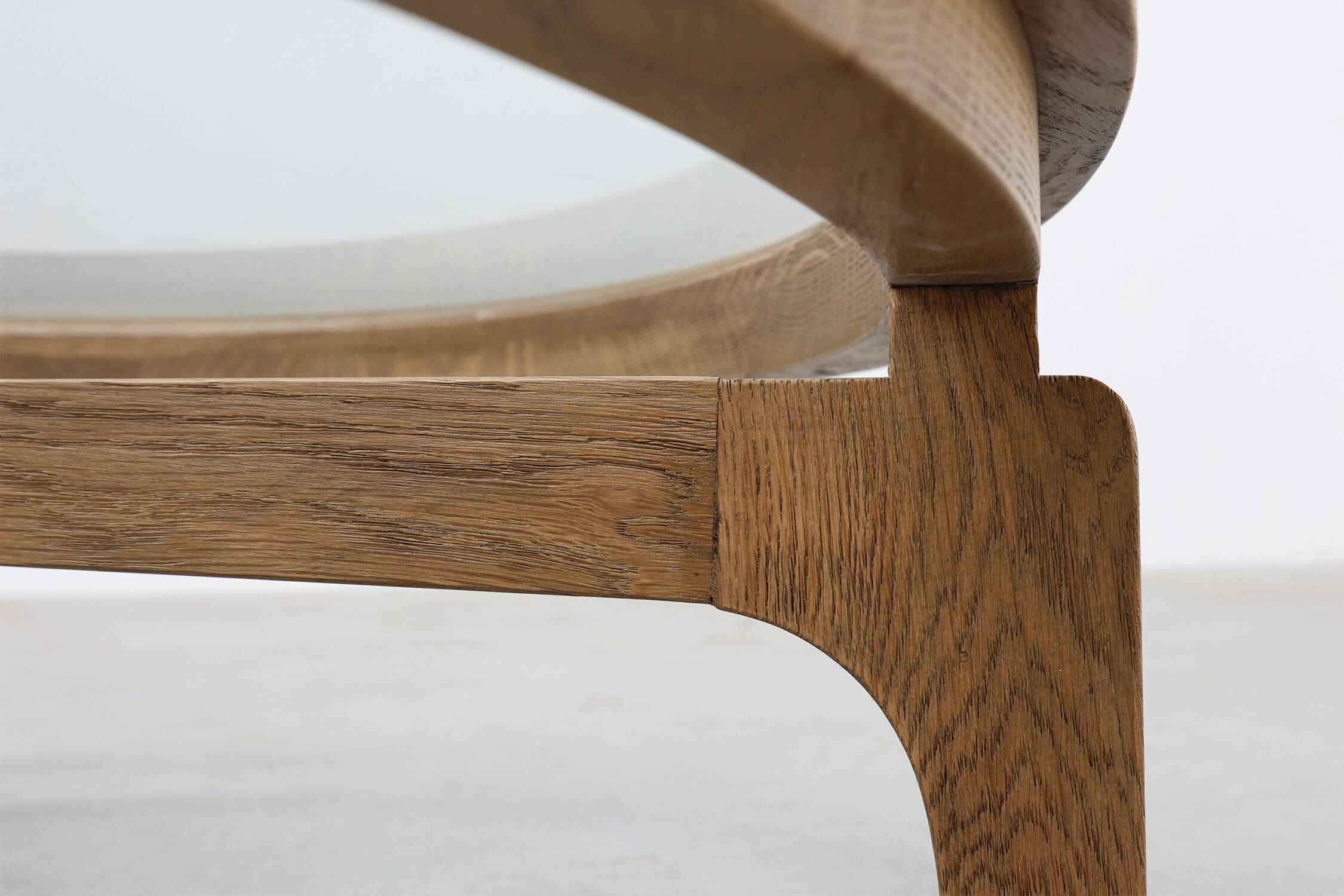 Table moderne en bois de cèdre et verre, Italie fin du 20e siècle