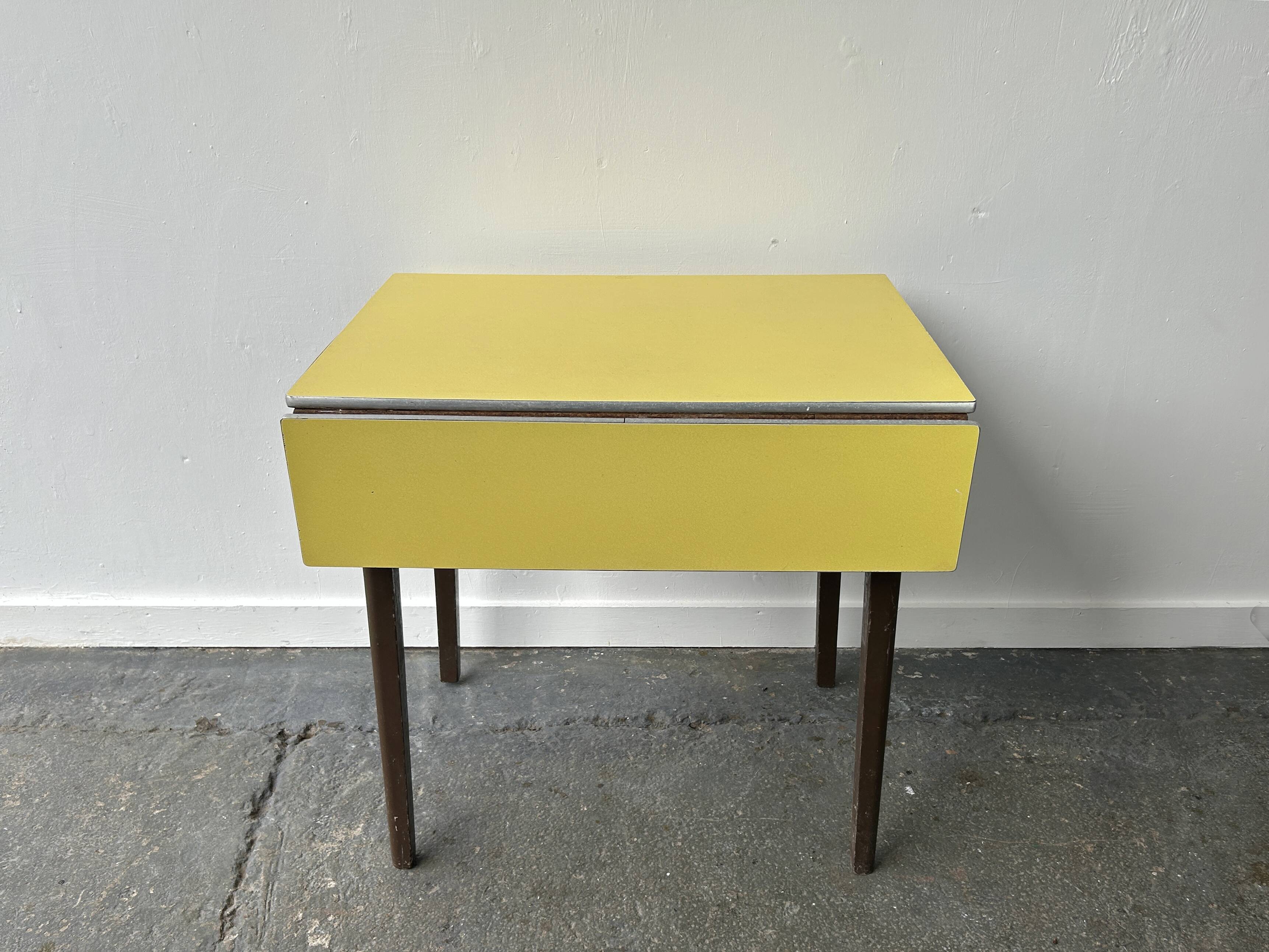 Mid-Century vintage 1960s dining / kitchen / Formica drop leaf table