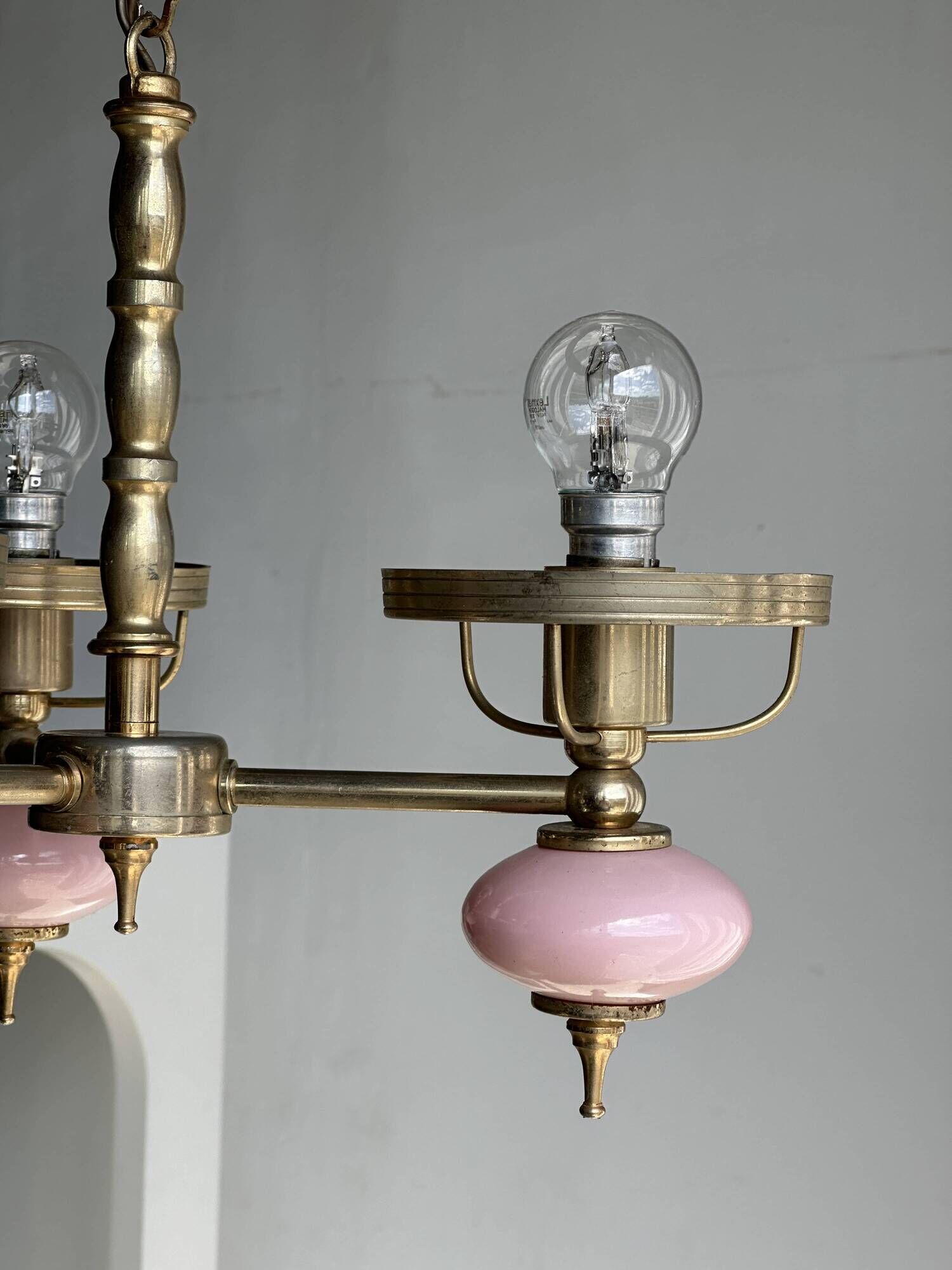 Petit lustre rose et doré à 3 bras de lumières