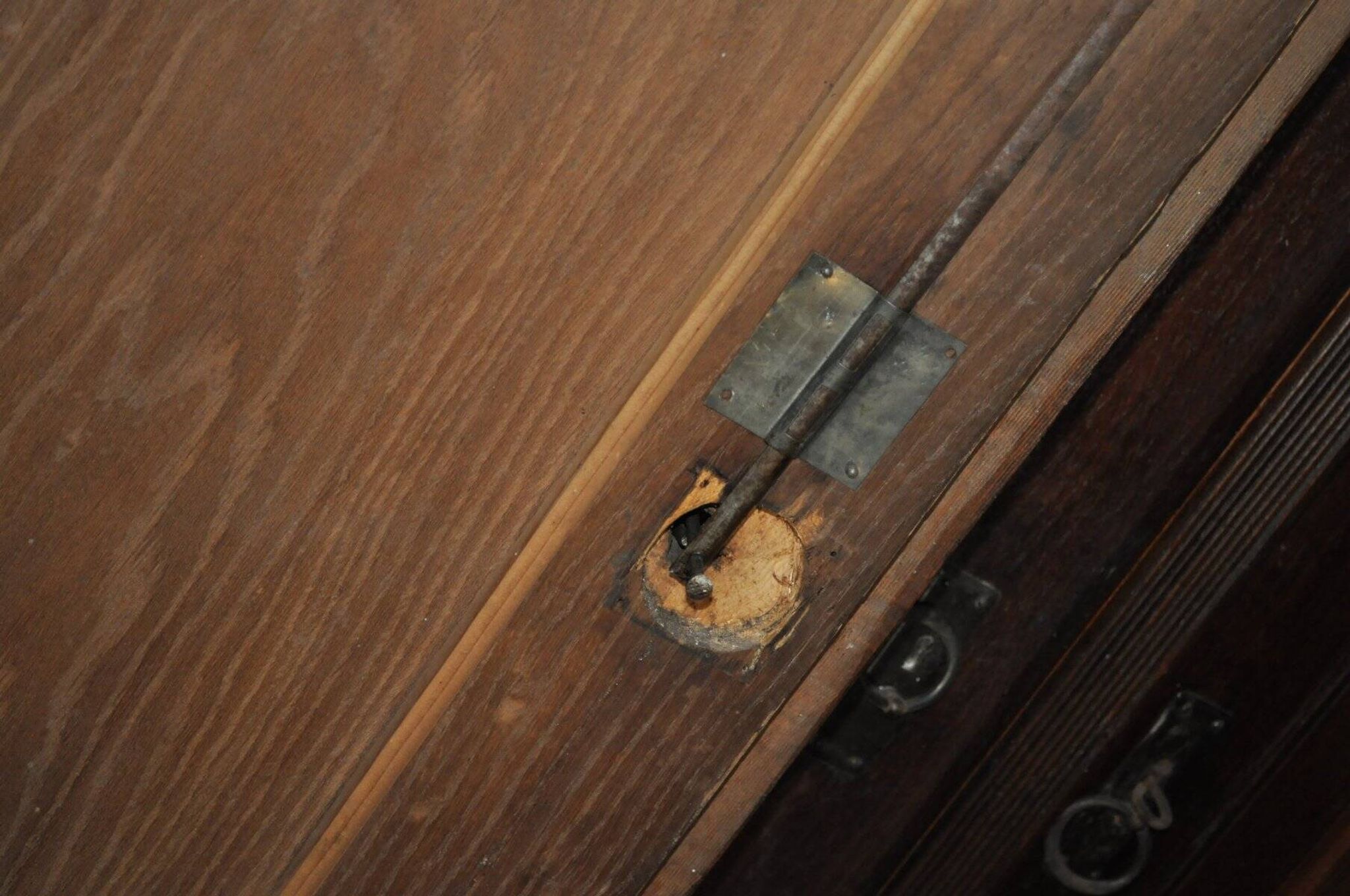 Hungarian wardrobe in carved brown wood from the late 19th century, with 2 doors and a lower drawer.