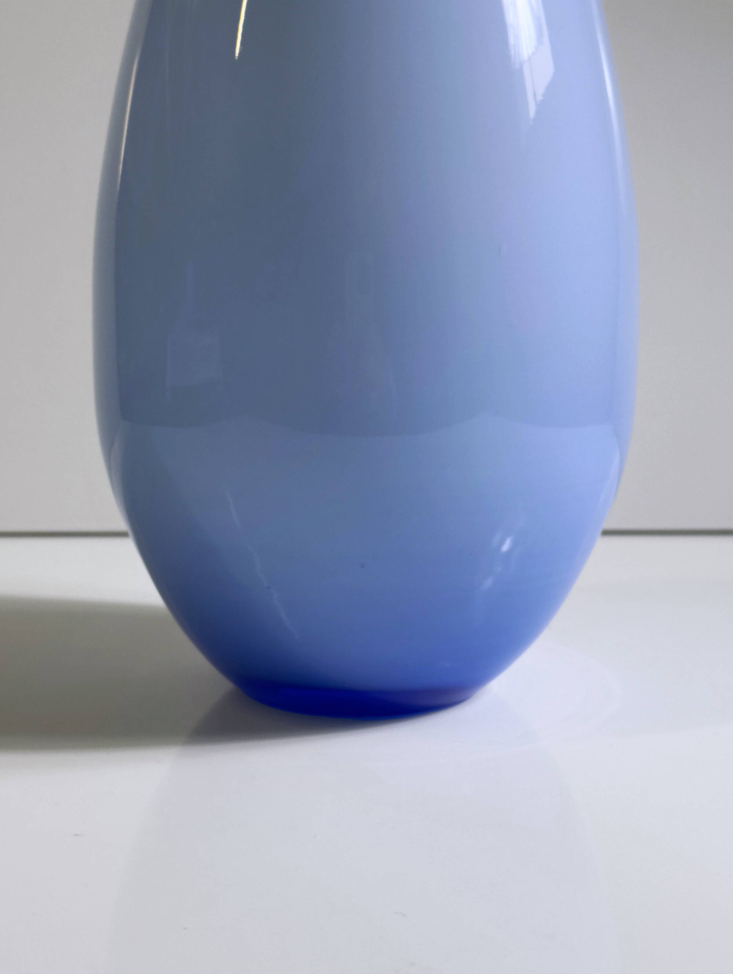 Vase bleu pastel de Murano, Italie - Années 1970