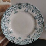 7 assiettes plates modèle Jane à décor floral vert foncé Saint-Amand
