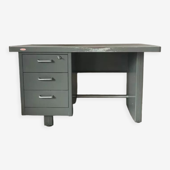 Strafor metal desk