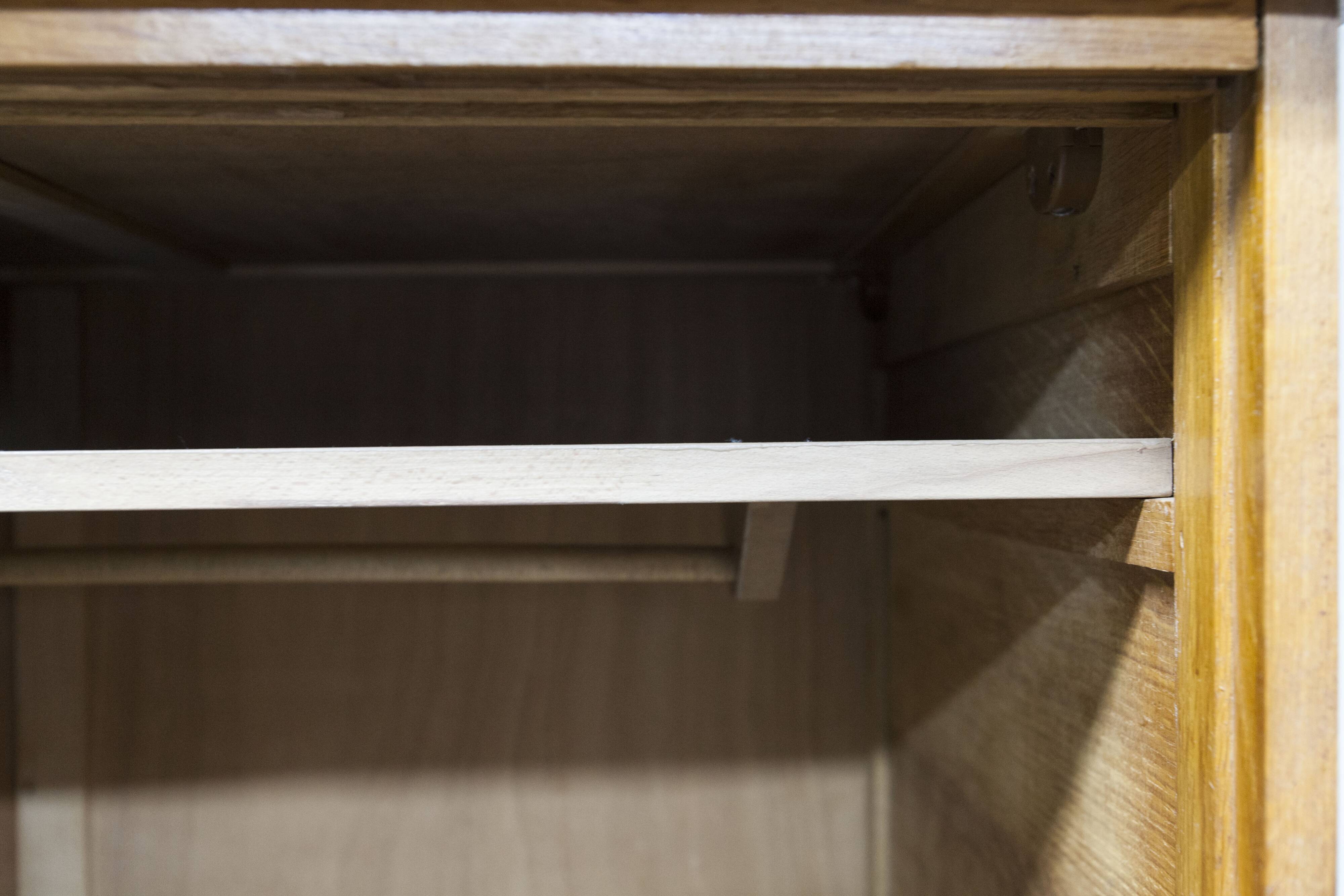 Armoire penderie 1950 pieds compas portes coulissantes plateau neuf