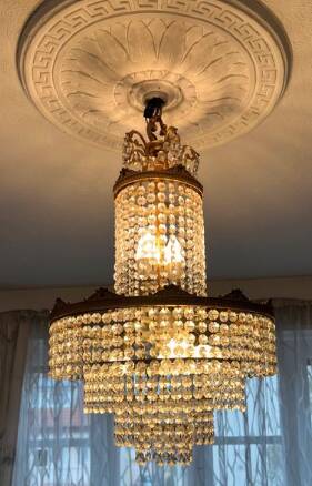 3-light chandelier in gold metal and glass pendants