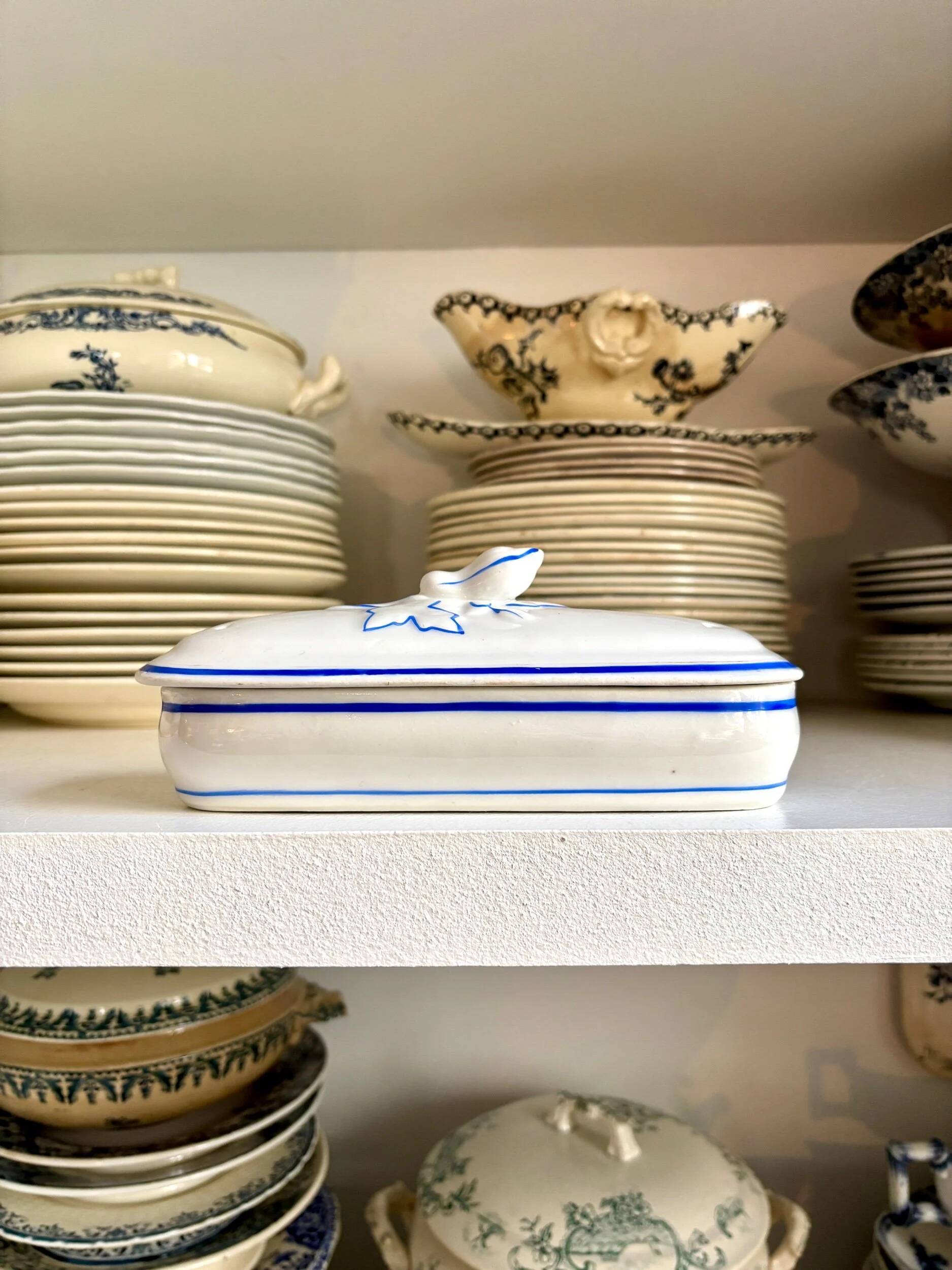 White, blue and gold porcelain comb box