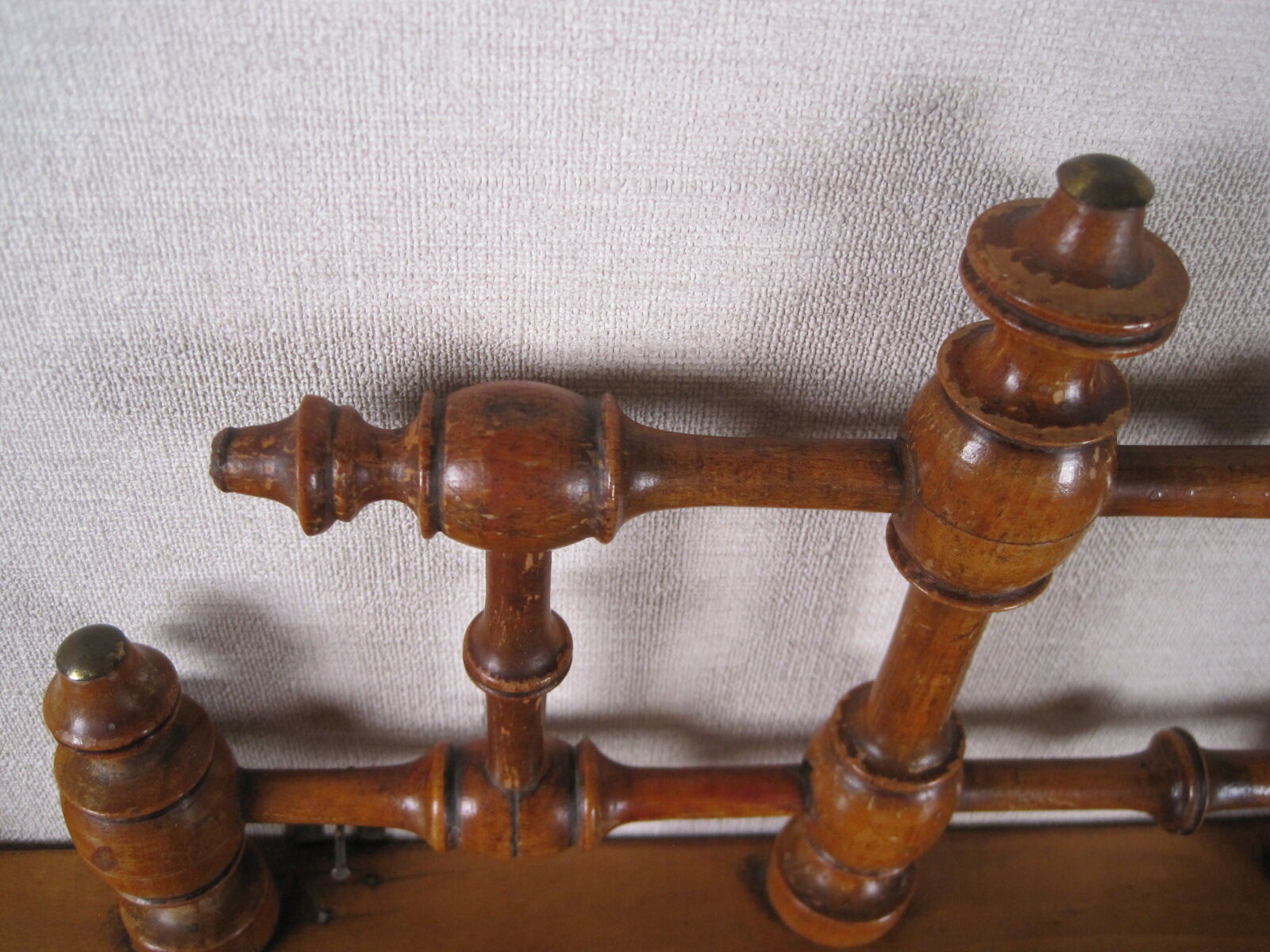 Napoleon III wall shelf in asian bamboo-style blond wood with 3 XIX trays