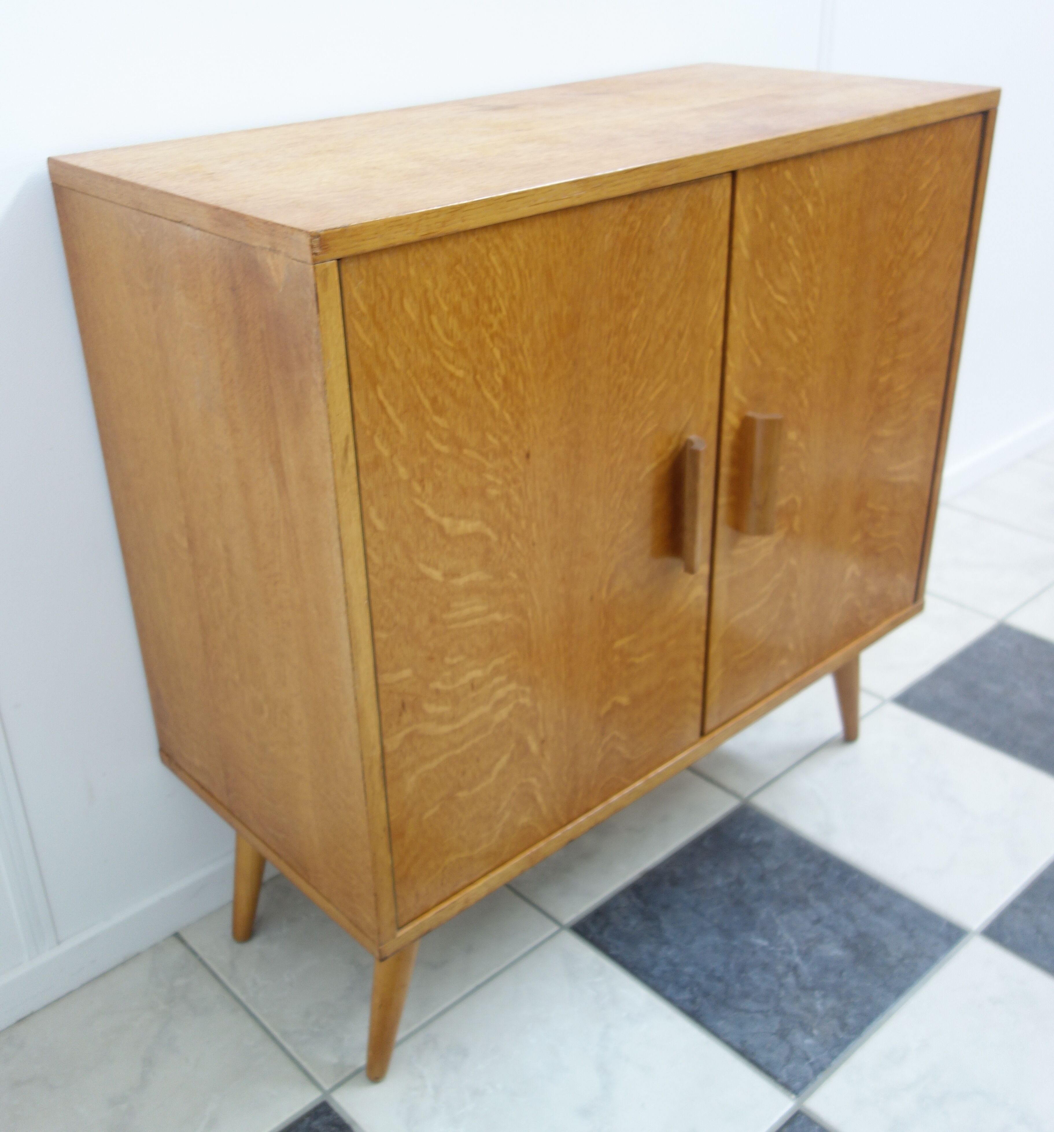 Commode à deux portes années 1960