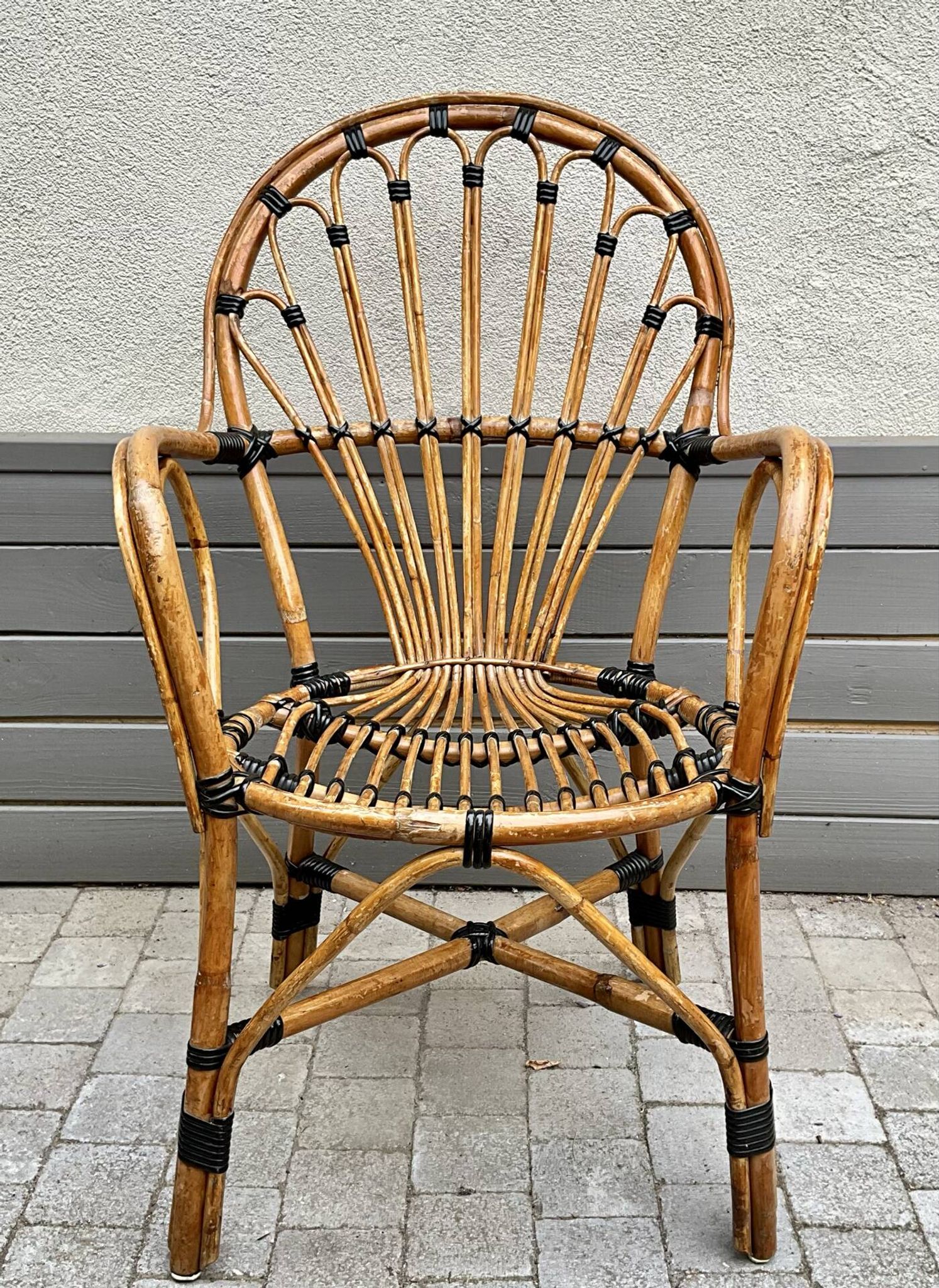 Fauteuil vintage en rotin type paon – années 70